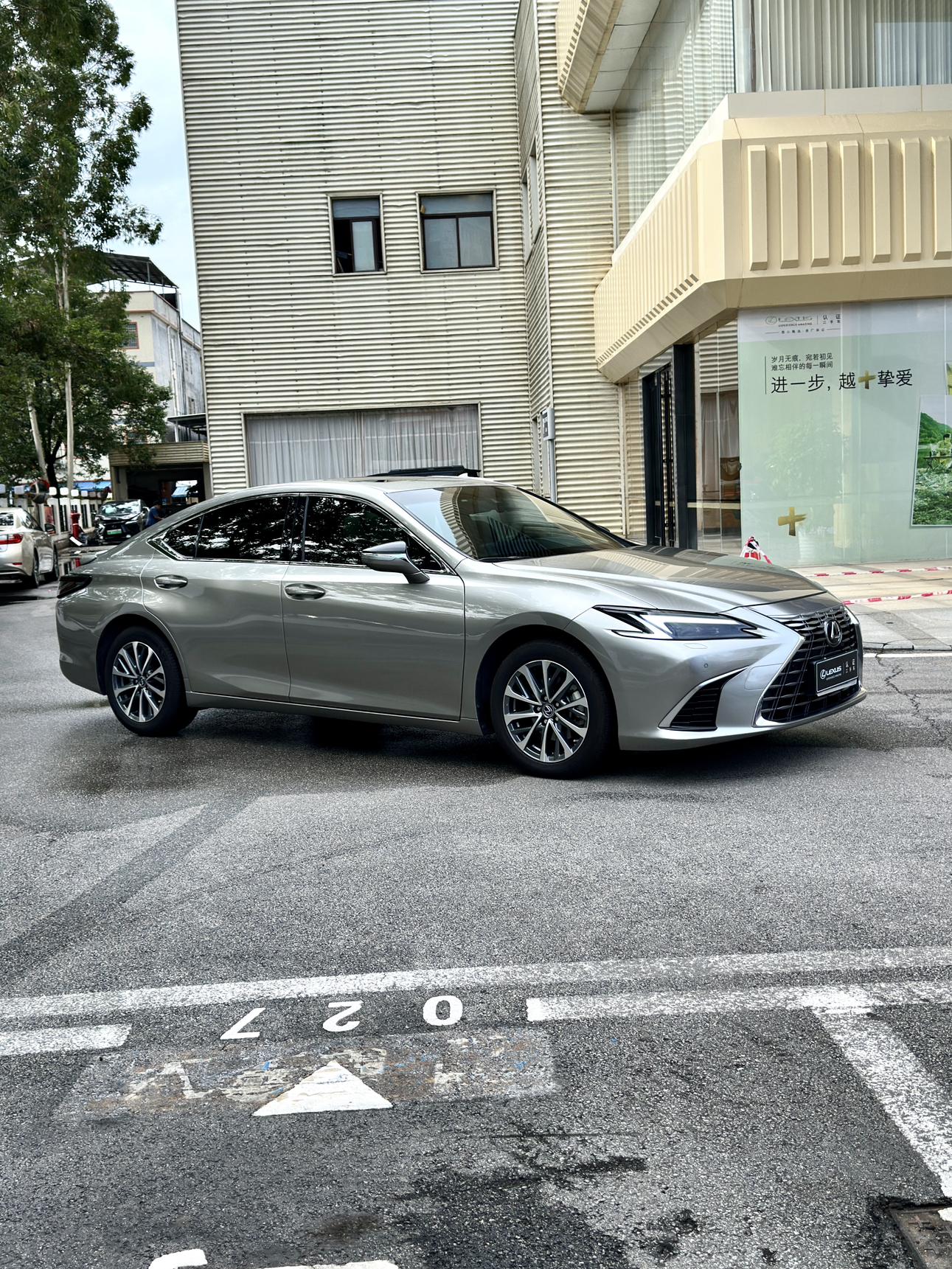 Lexus ES 2025 thumb 11