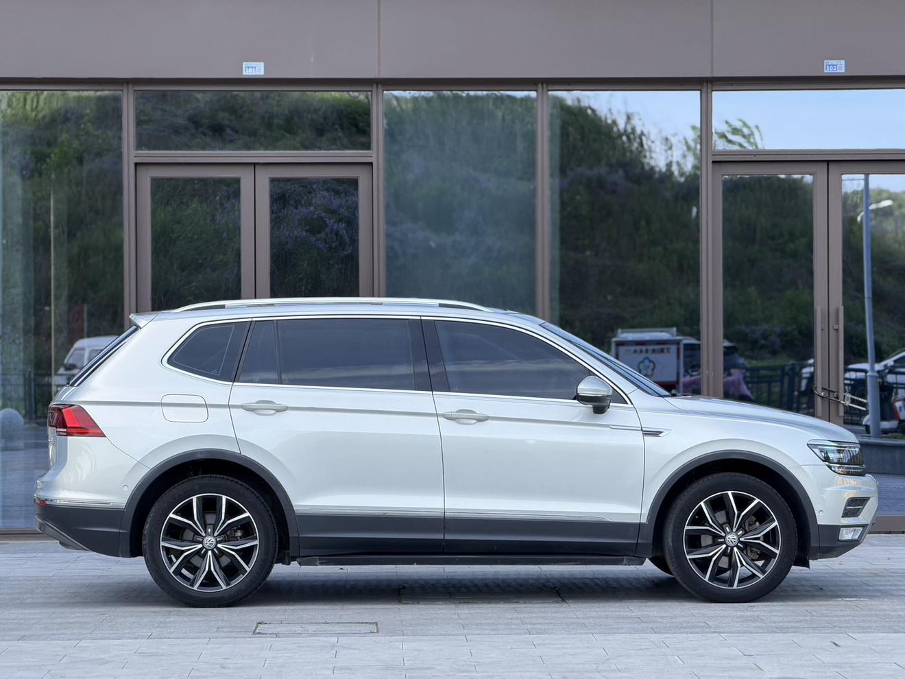Volkswagen Tiguan 2017 thumb 4