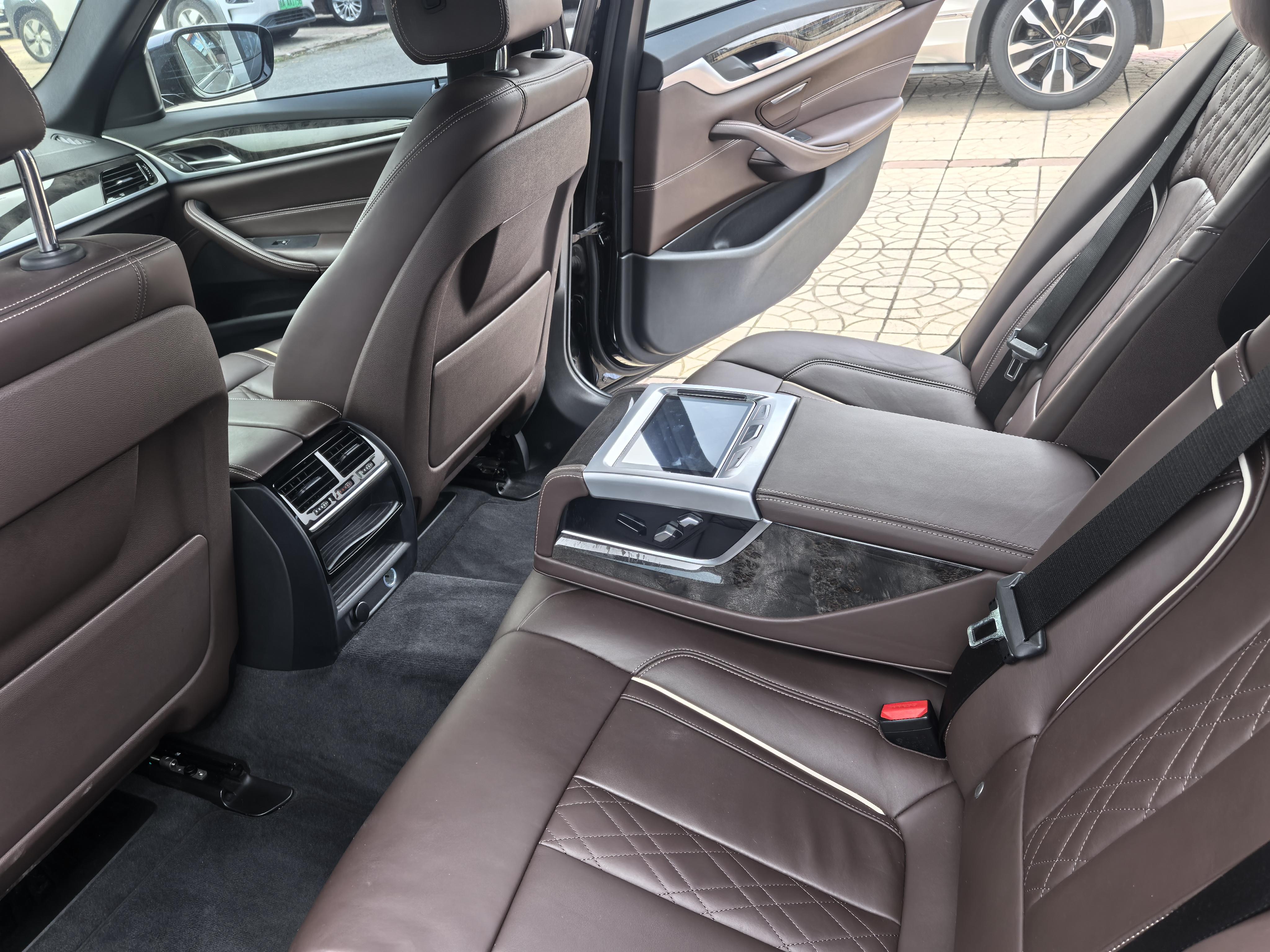 BMW 5 серии 2018 thumb 8