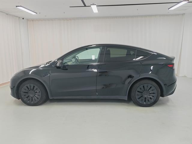 Tesla Model Y 2022 thumb 2