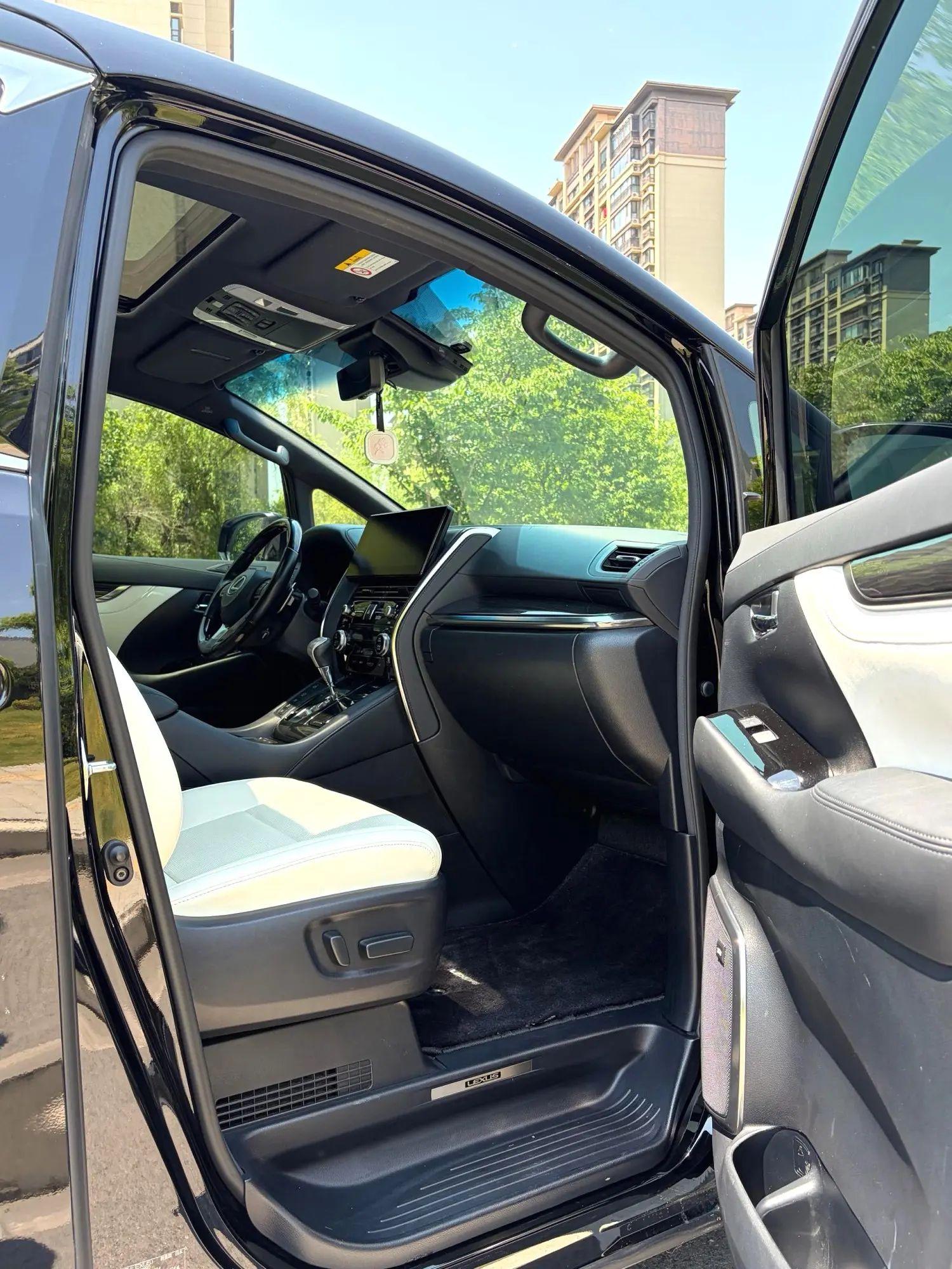Lexus LM 2020 thumb 8