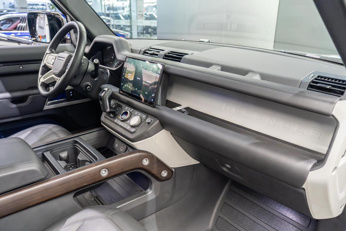 Land Rover Defender 2023 thumb 7