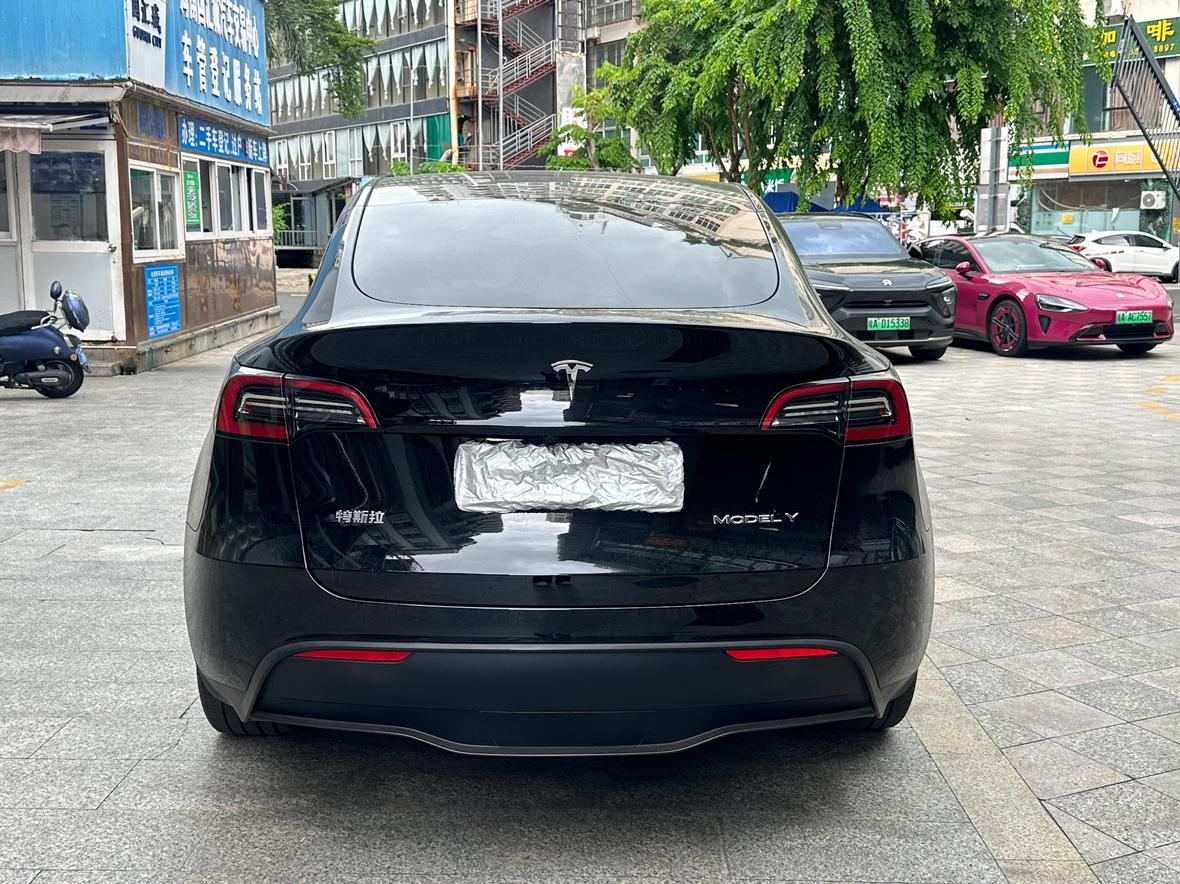 Tesla Model Y 2024 thumb 3