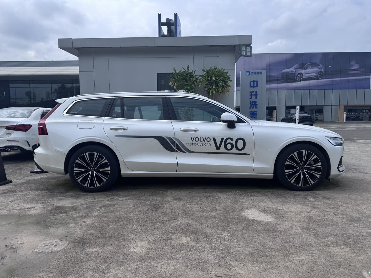 Volvo V60 2025 thumb 2