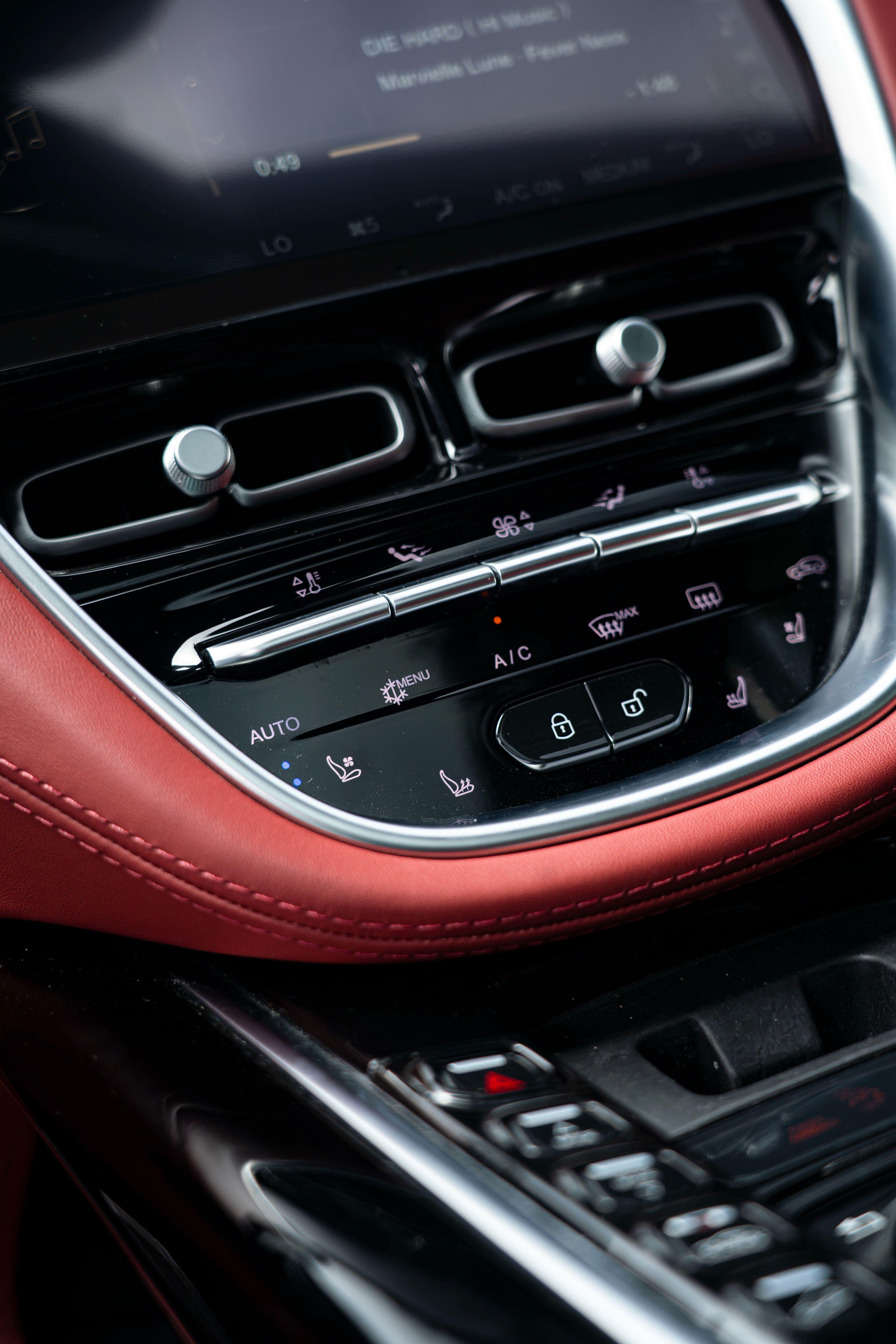 Aston Martin DBX 2024 thumb 2