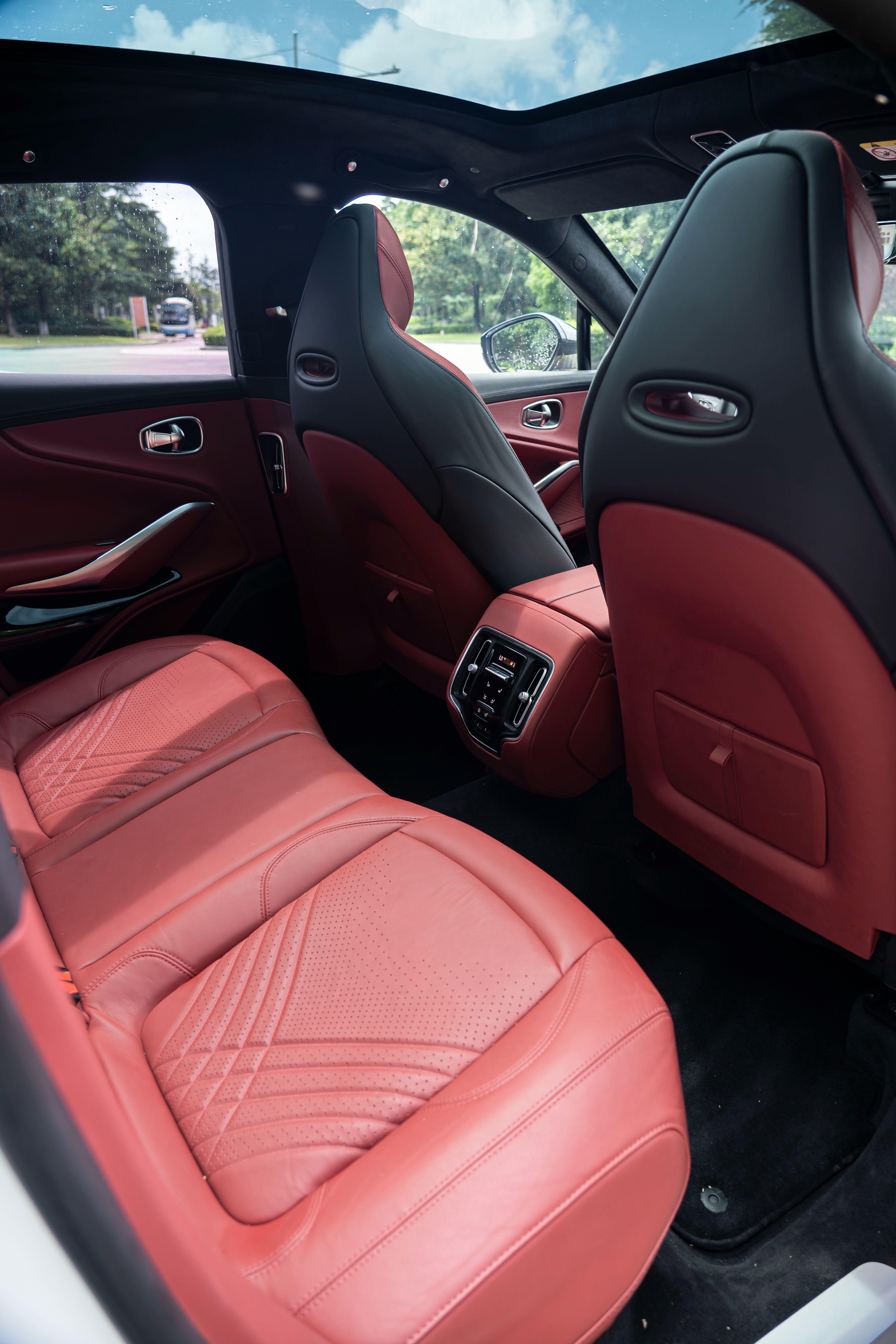 Aston Martin DBX 2024 thumb 6