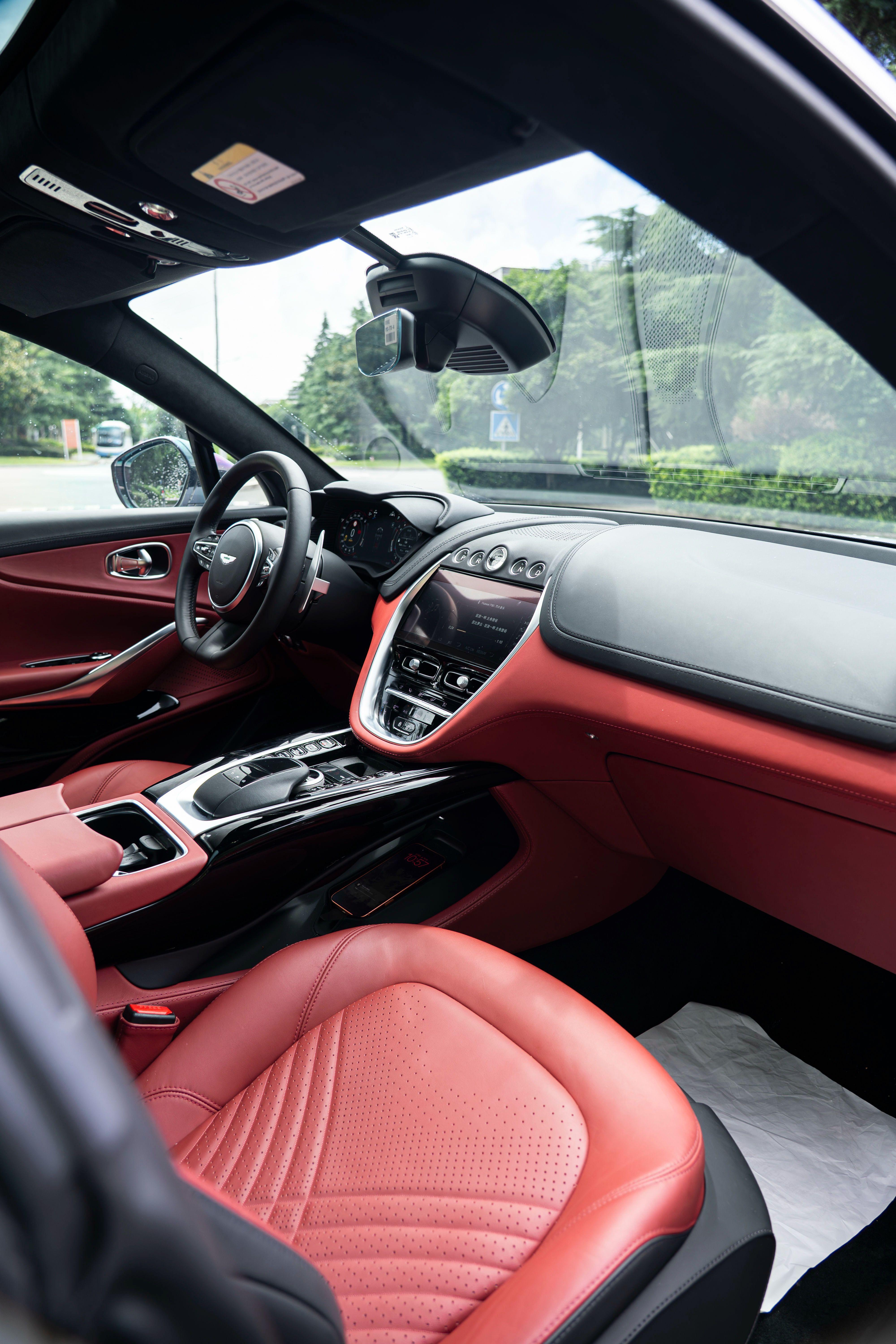 Aston Martin DBX 2024 thumb 7