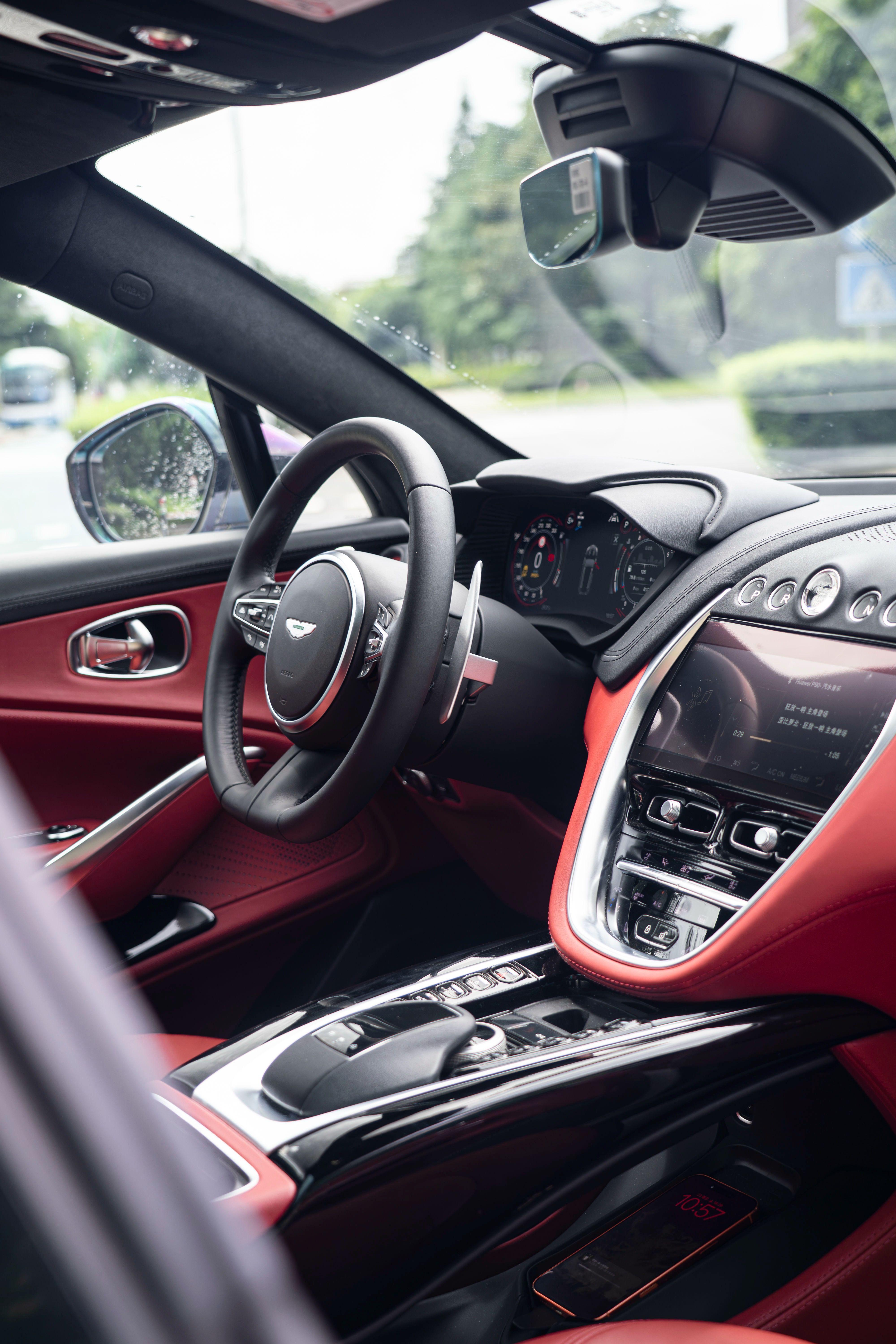 Aston Martin DBX 2024 thumb 9