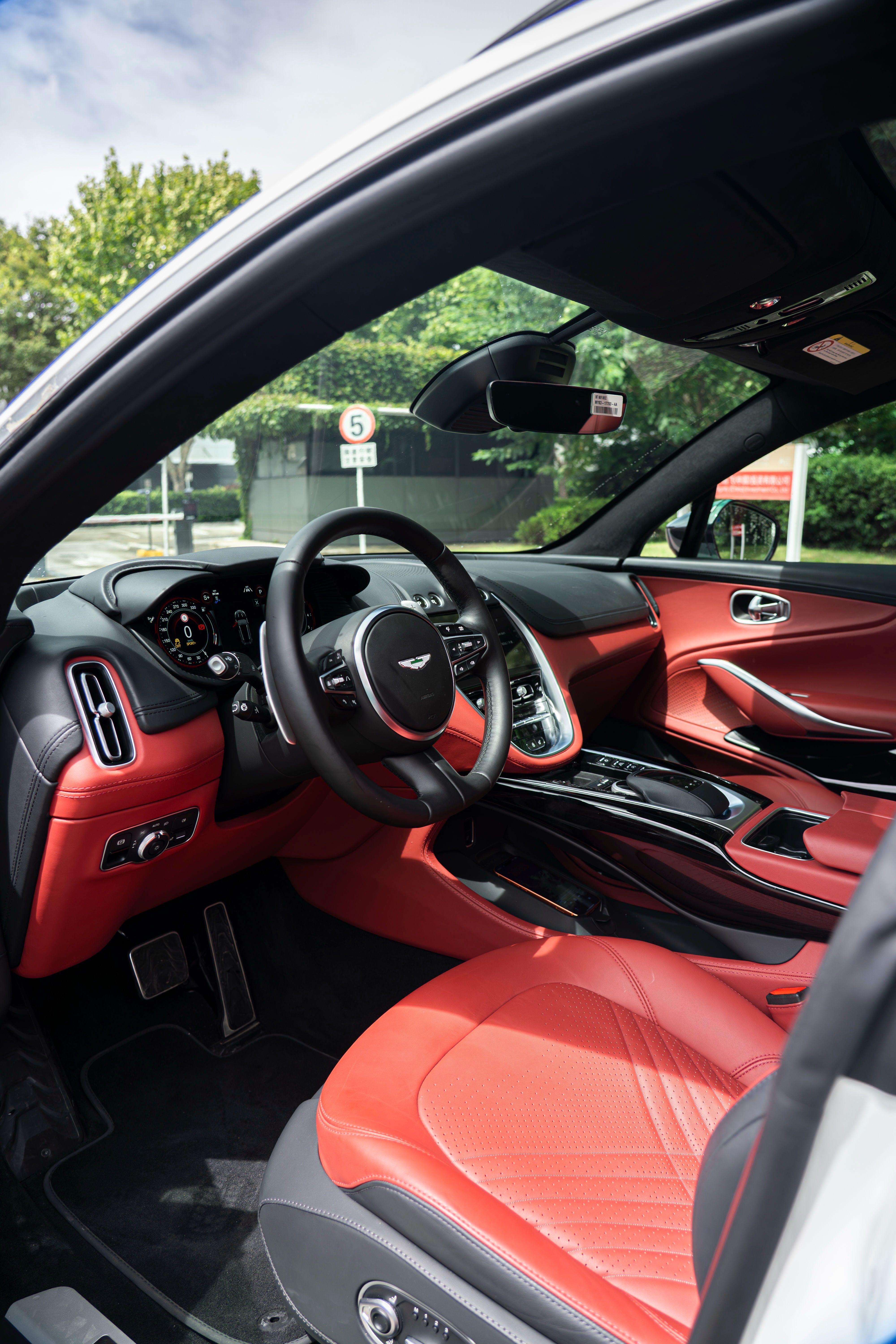 Aston Martin DBX 2024 thumb 11