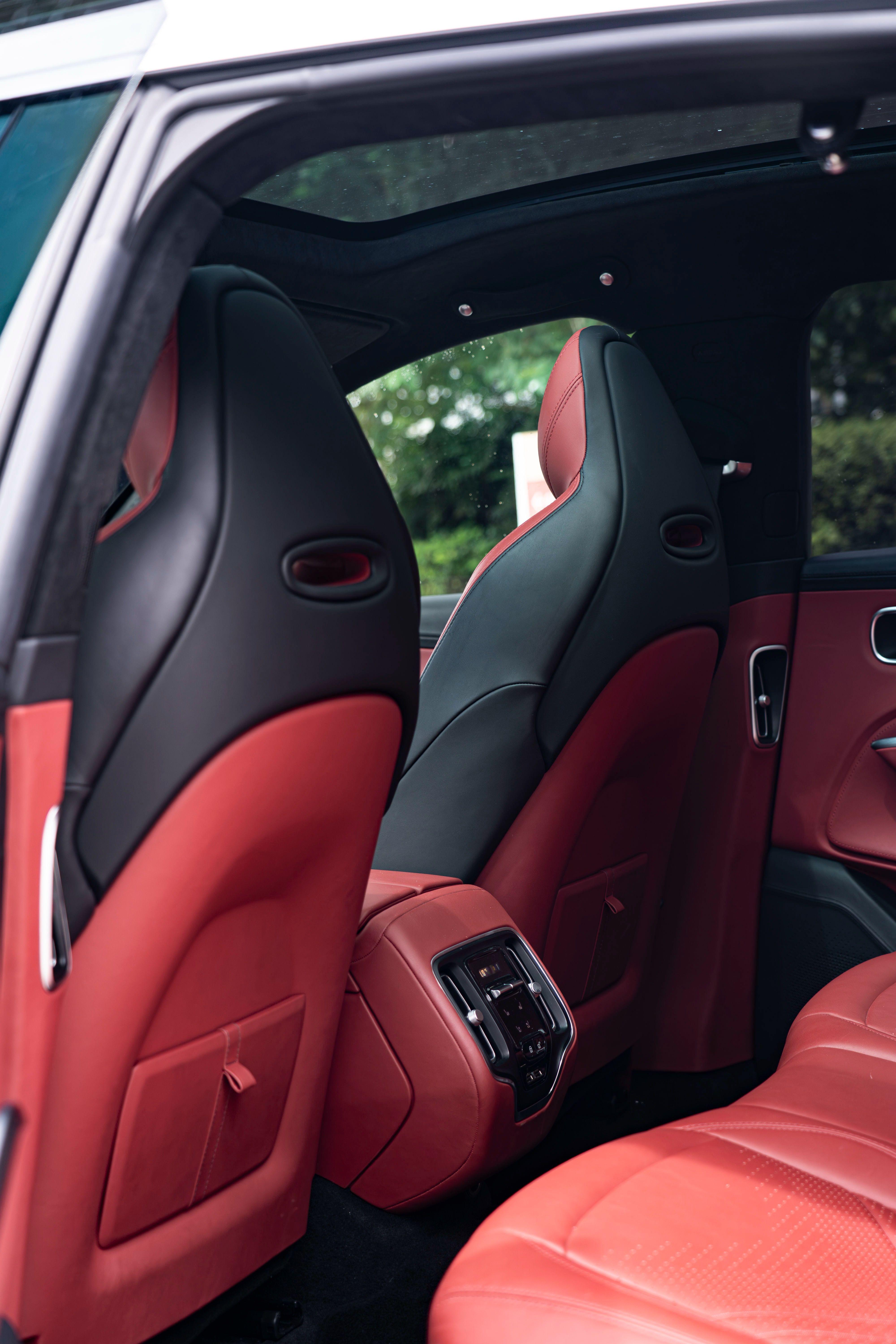Aston Martin DBX 2024 thumb 12
