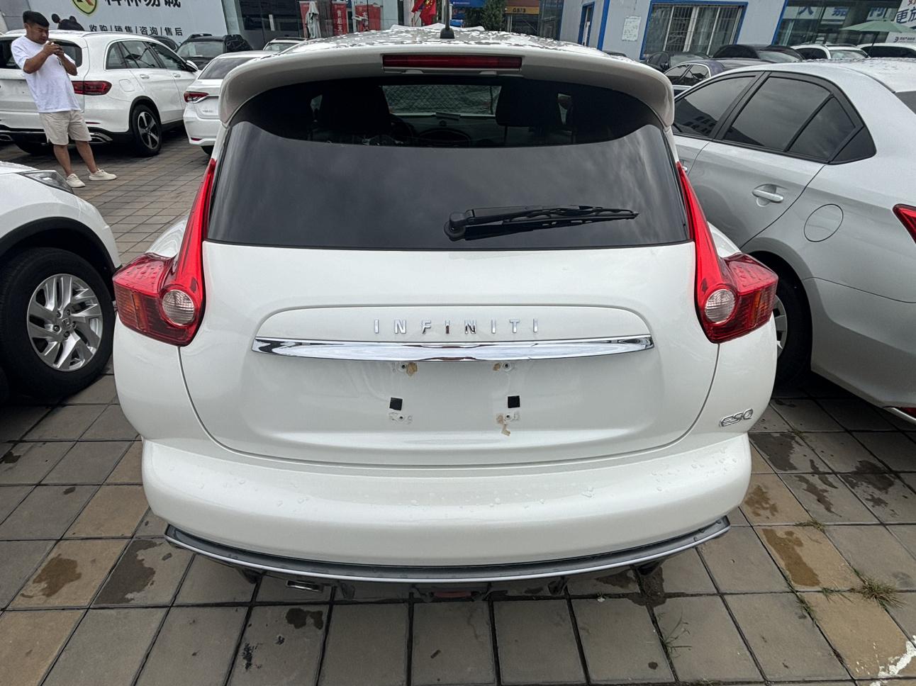 Infiniti ESQ 2016 thumb 3