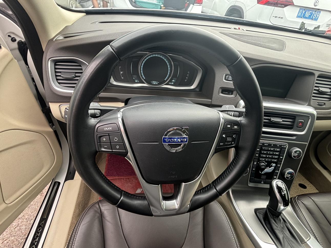Volvo S60 2014 thumb 9