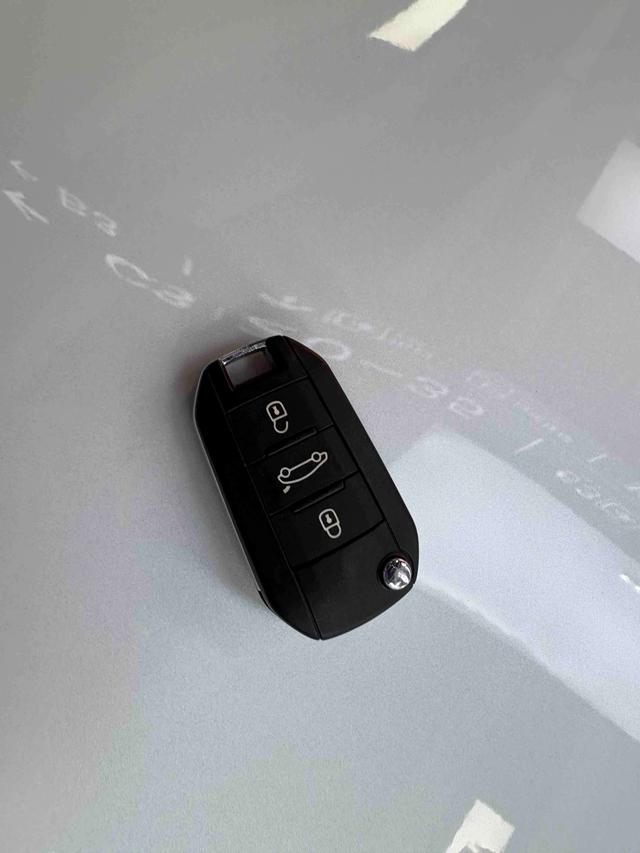Peugeot 408 2016 thumb 9