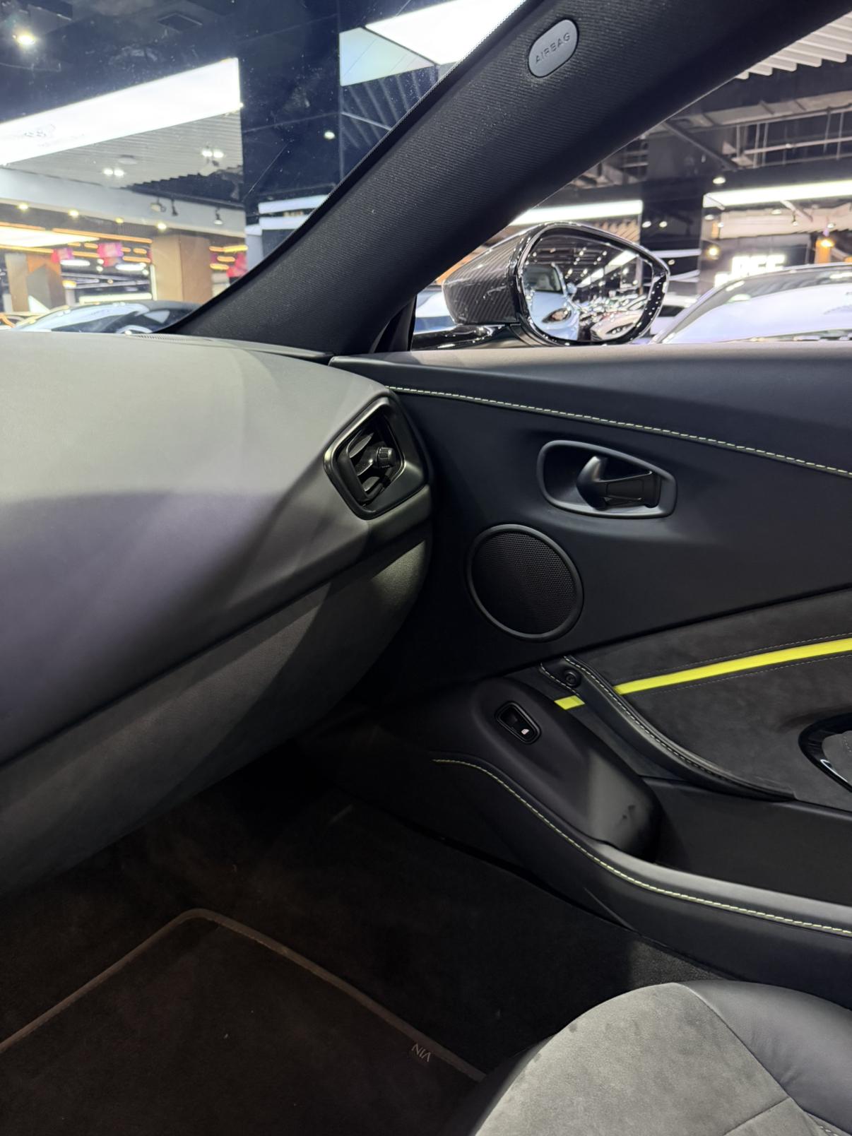 Aston Martin Vantage 4.0T V8 2023 thumb 4