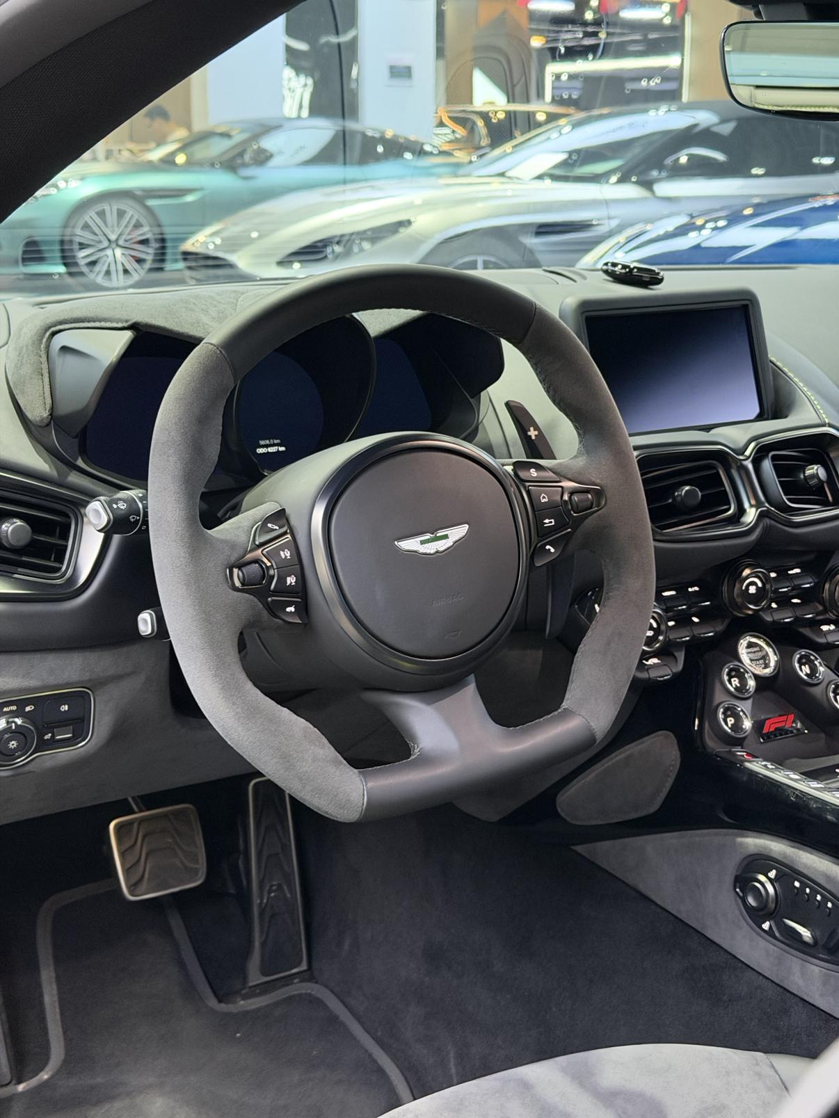 Aston Martin Vantage 4.0T V8 2023 thumb 9