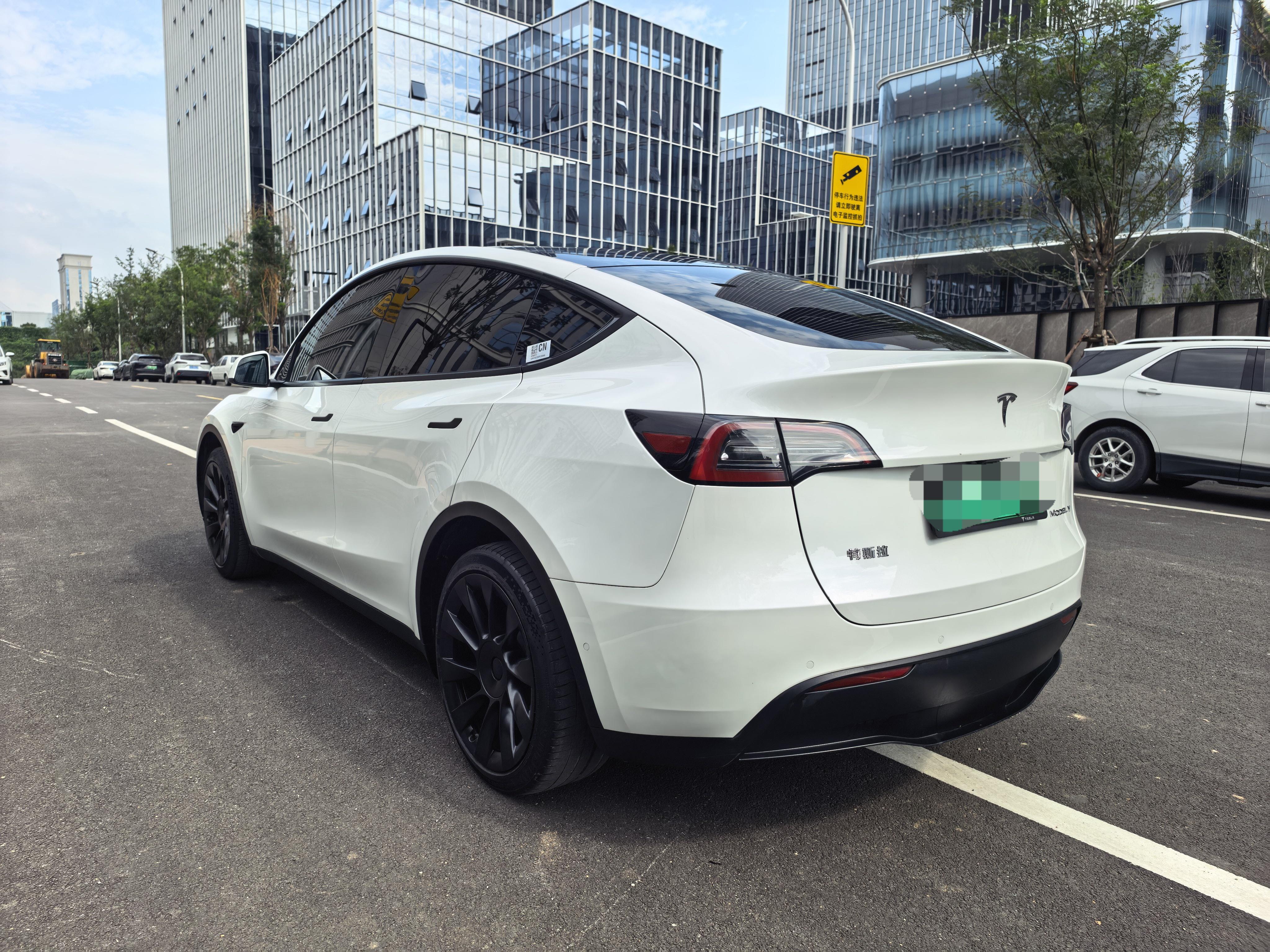 Tesla Model Y 2022 thumb 2