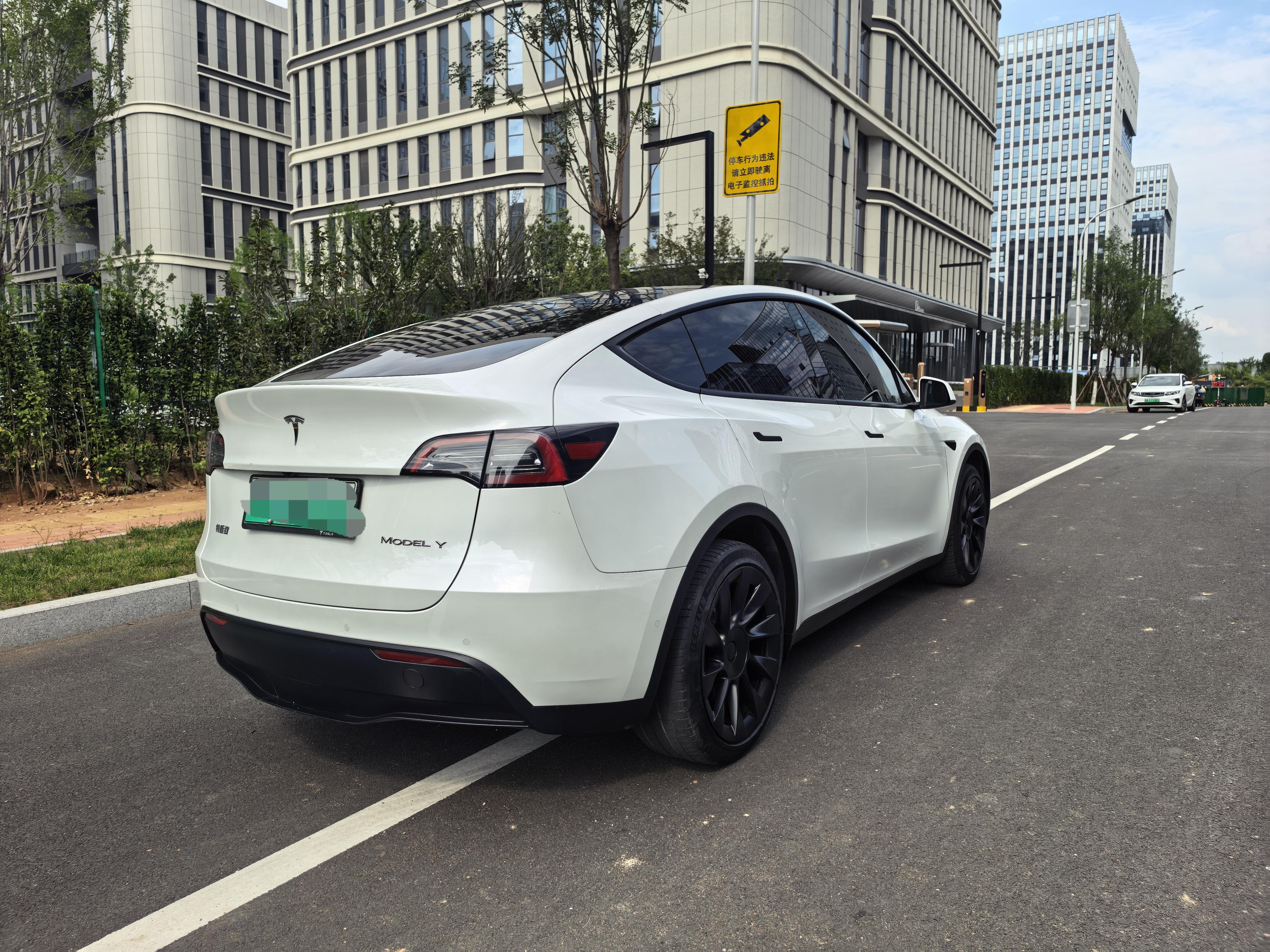 Tesla Model Y 2022 thumb 4