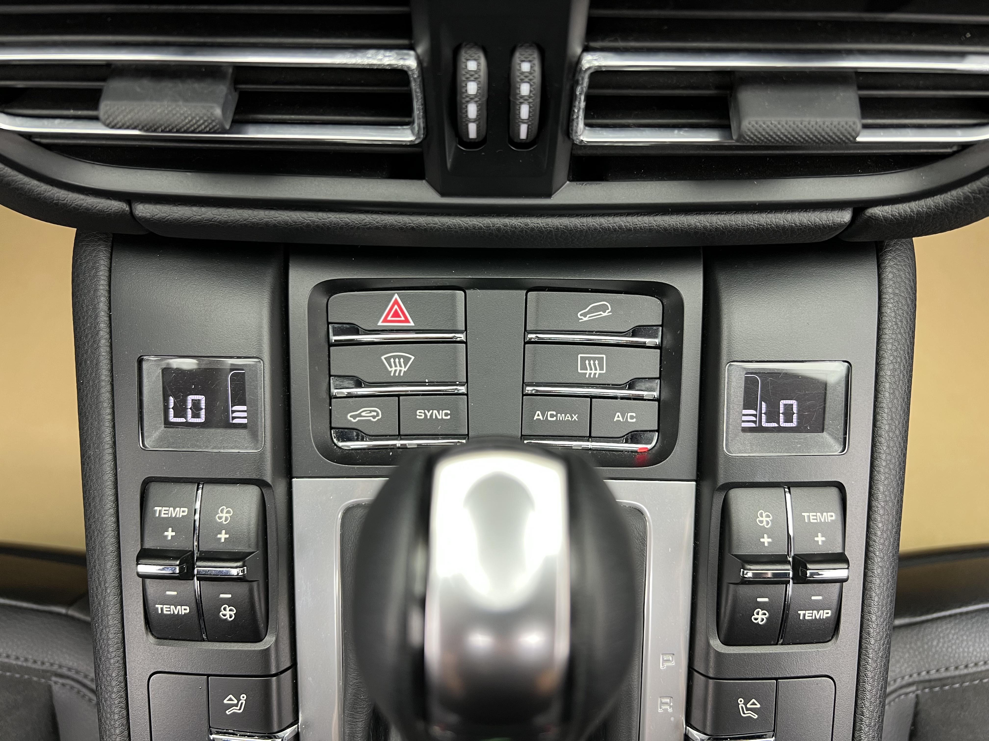 Porsche Macan 2021 thumb 11
