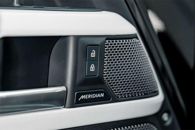 Land Rover Defender 2024 thumb 8
