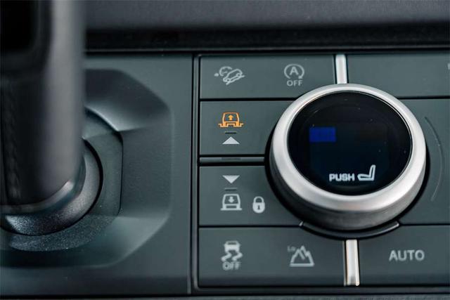 Land Rover Defender 2024 thumb 11