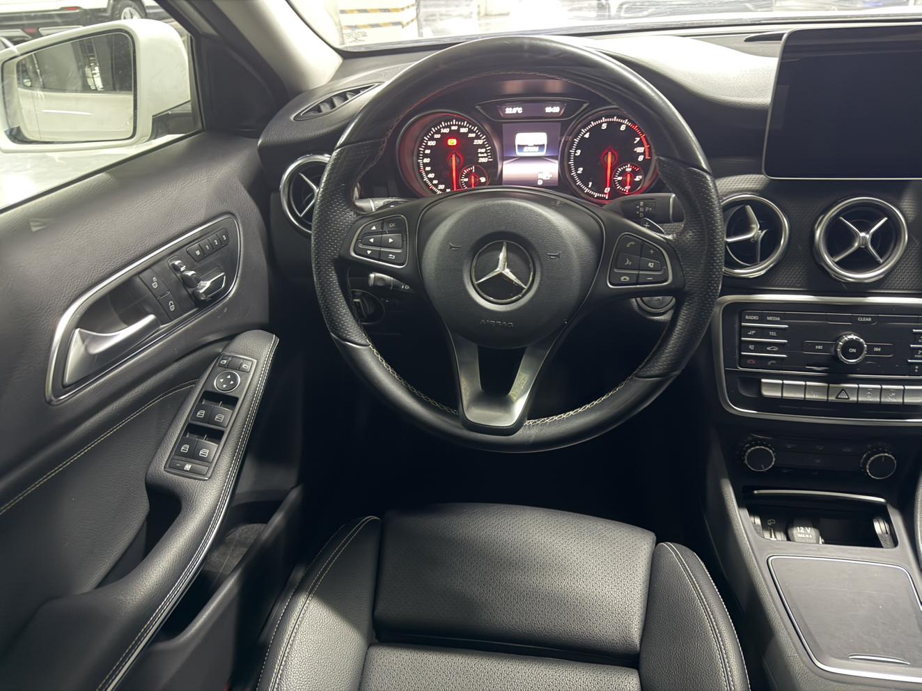 Mercedes-Benz GLA 2018 thumb 12