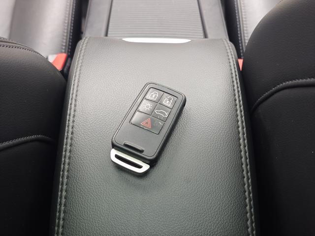 Volvo XC60 2017 thumb 9