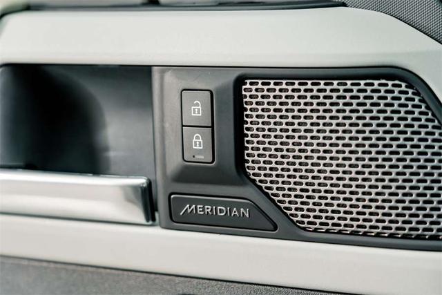 Land Rover Defender 2021 thumb 10