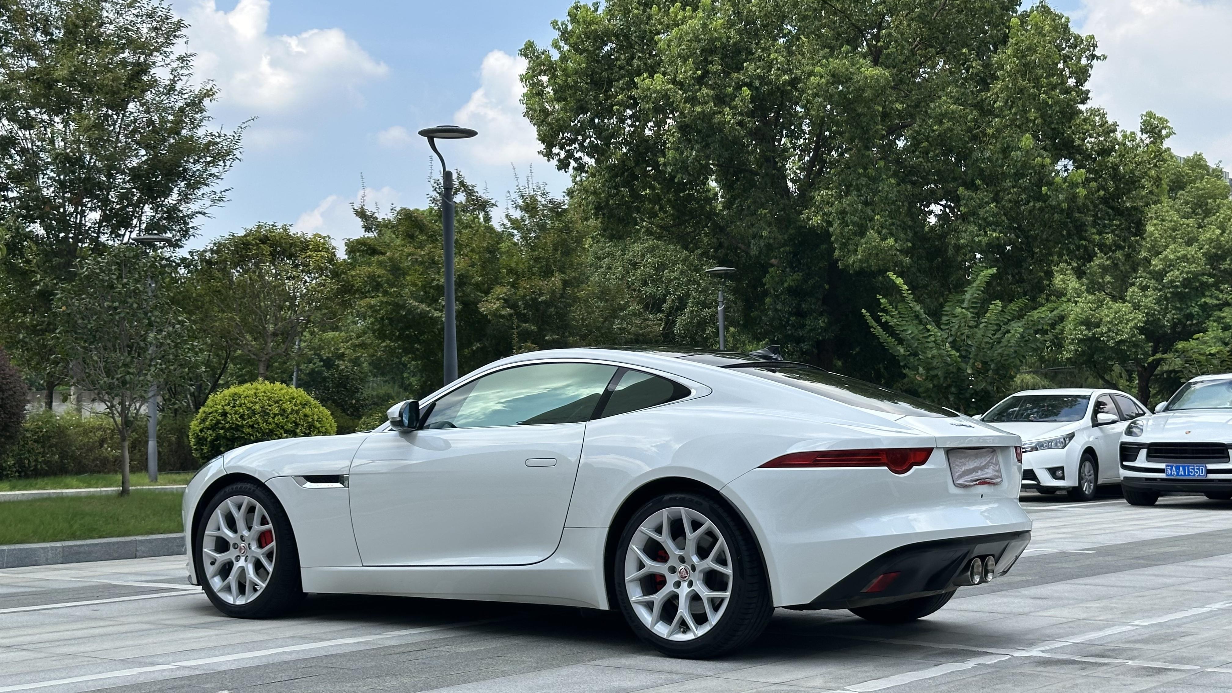Jaguar F-Type 2016 thumb 2