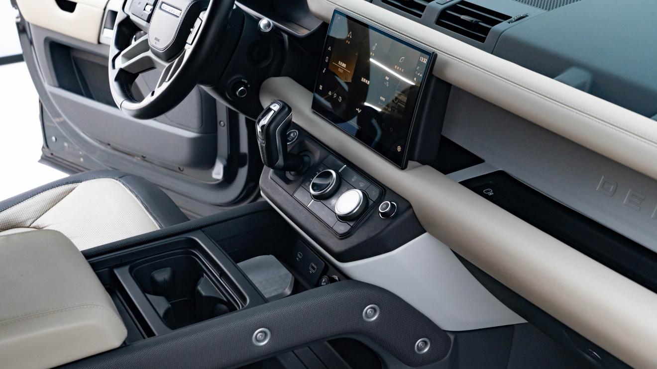 Land Rover Defender 2022 thumb 4