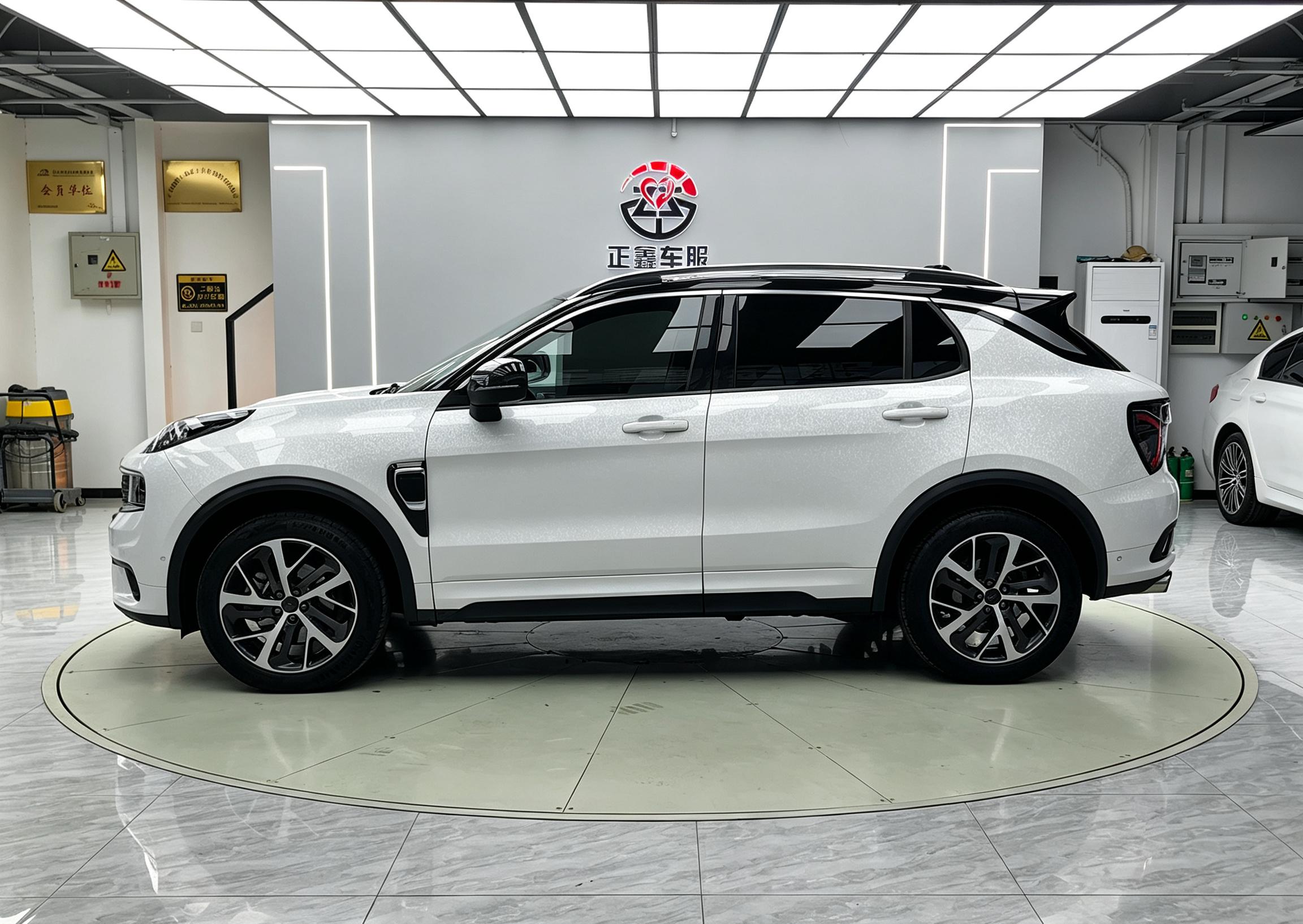 Lynk & Co 01 EM-P 2018 thumb 2