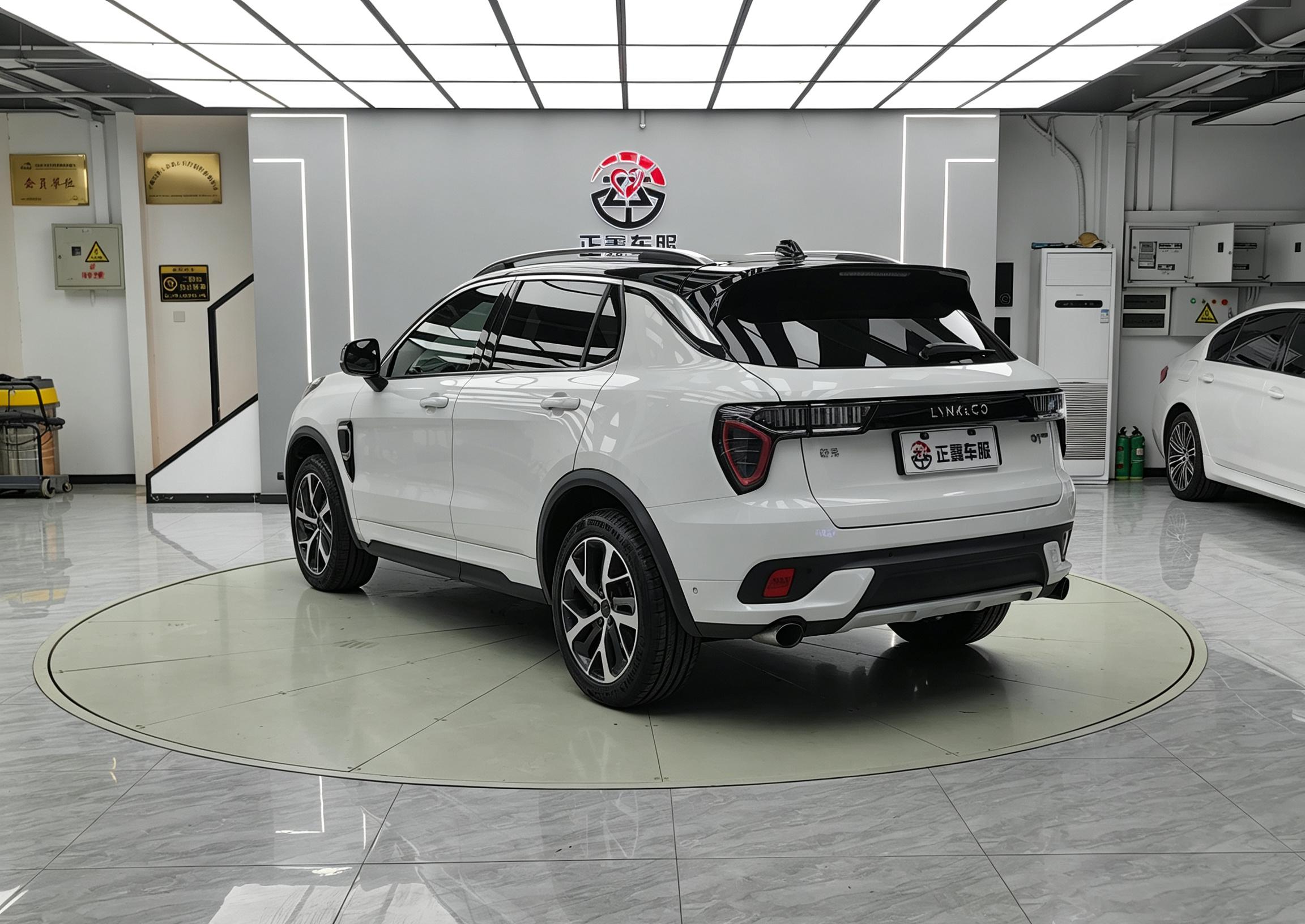 Lynk & Co 01 EM-P 2018 thumb 3