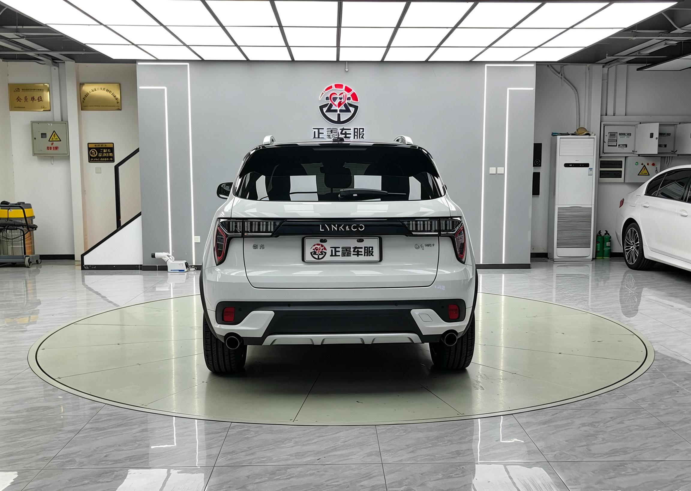 Lynk & Co 01 EM-P 2018 thumb 4