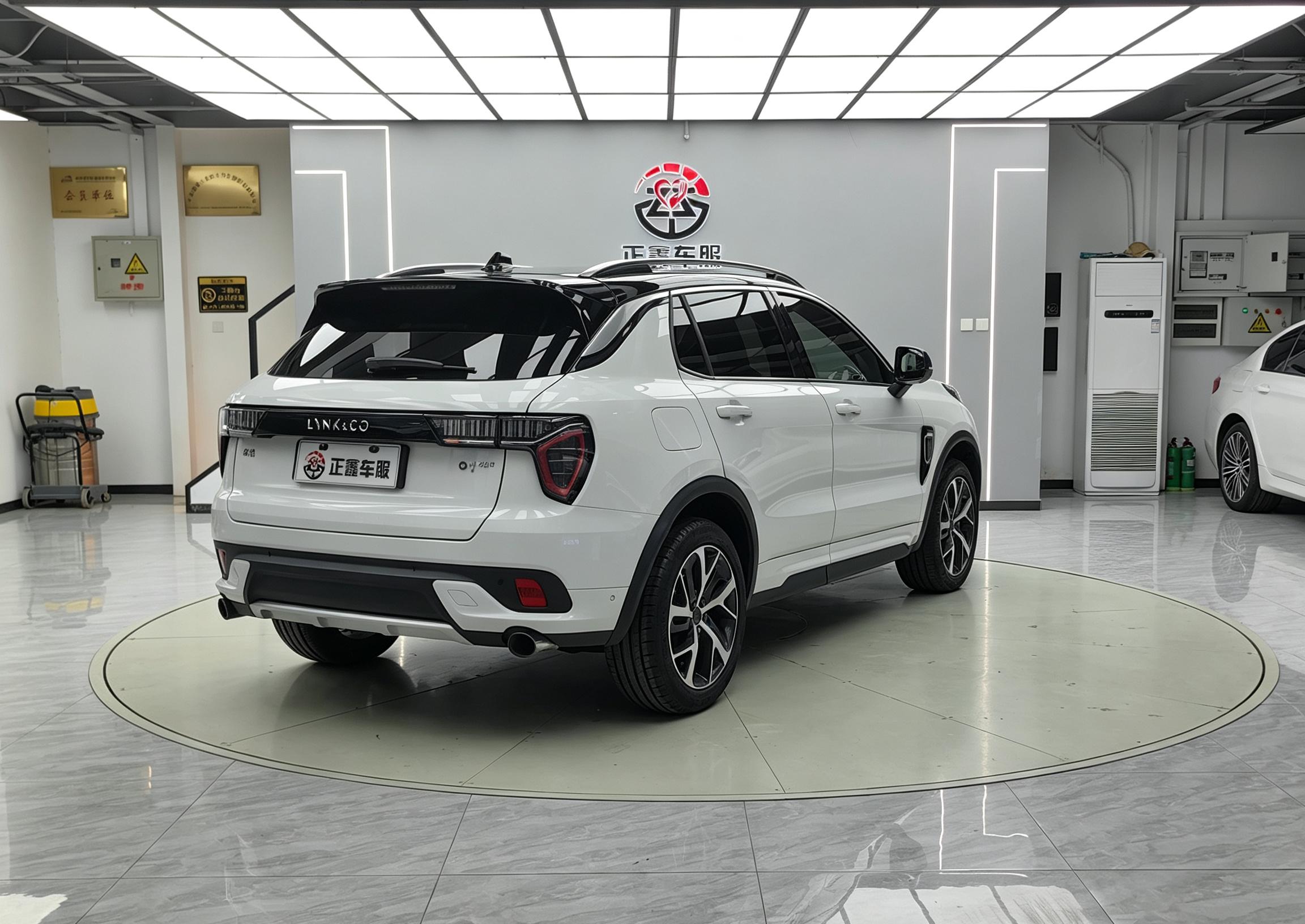 Lynk & Co 01 EM-P 2018 thumb 5