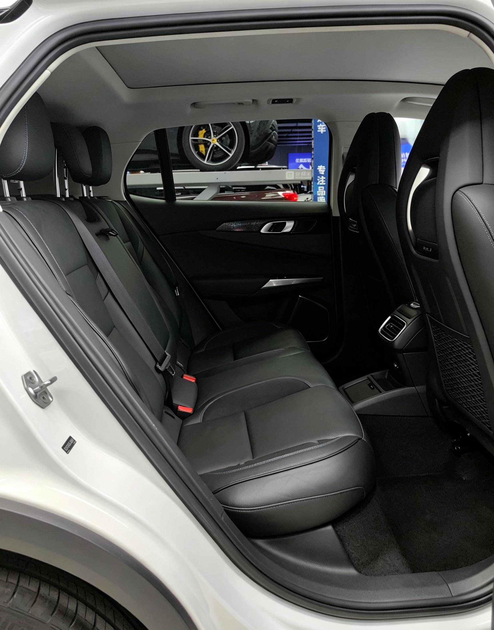 Lynk & Co 01 EM-P 2018 thumb 6