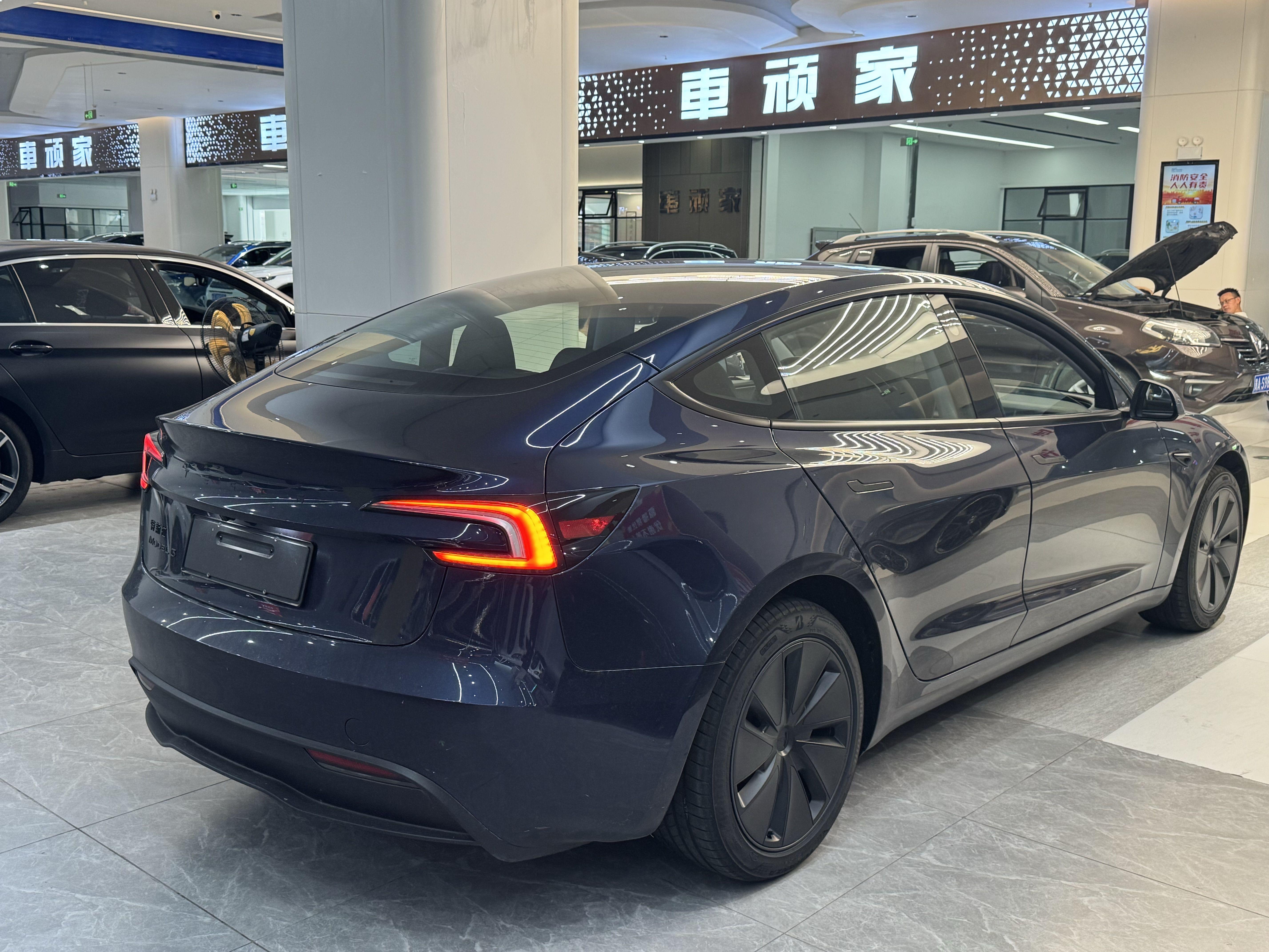 Tesla Model 3 2025 thumb 4