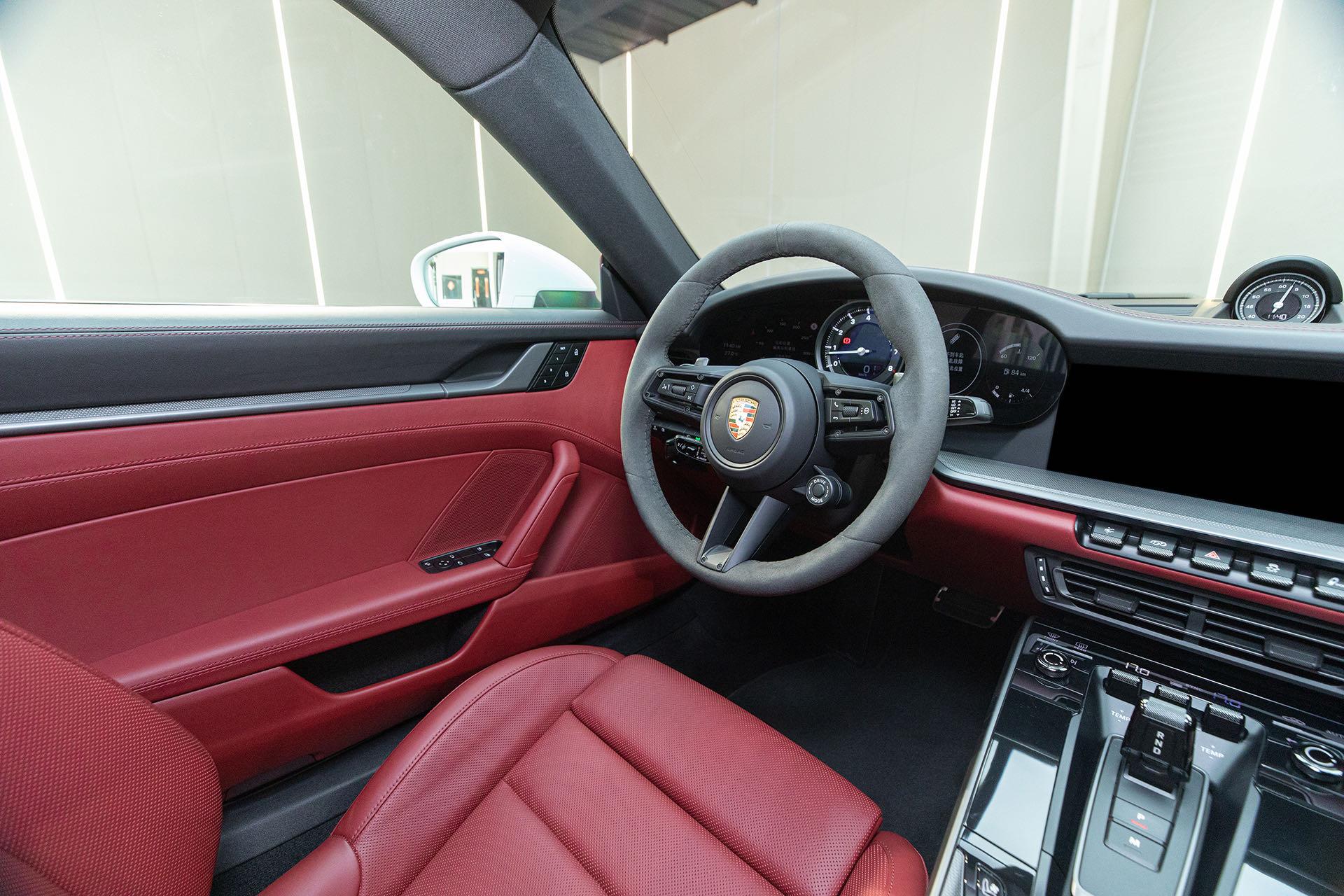 Porsche 911 2023 thumb 9