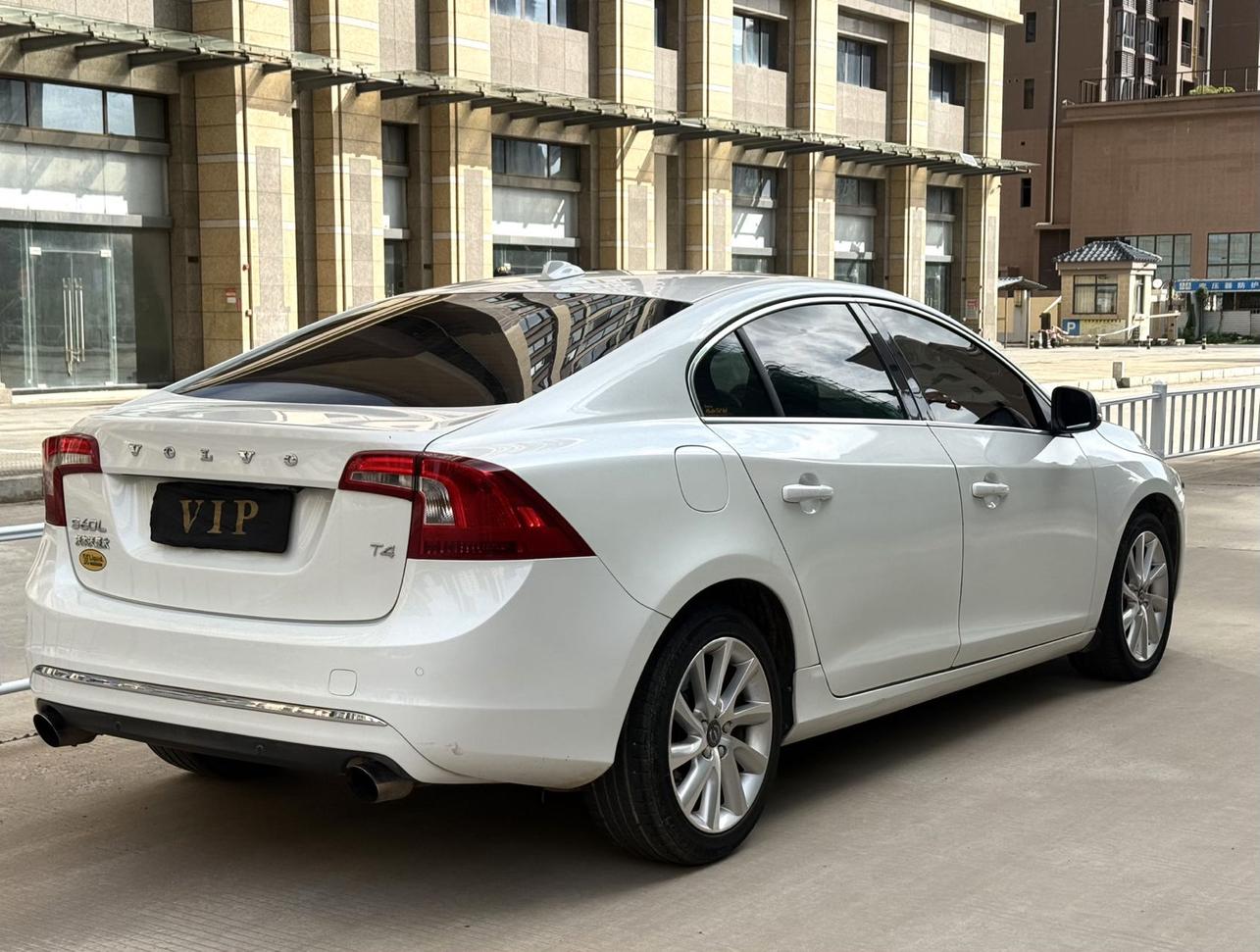 Volvo S60 2015 thumb 4