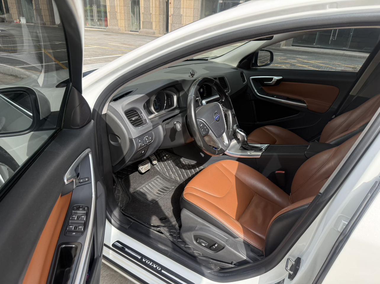 Volvo S60 2015 thumb 6