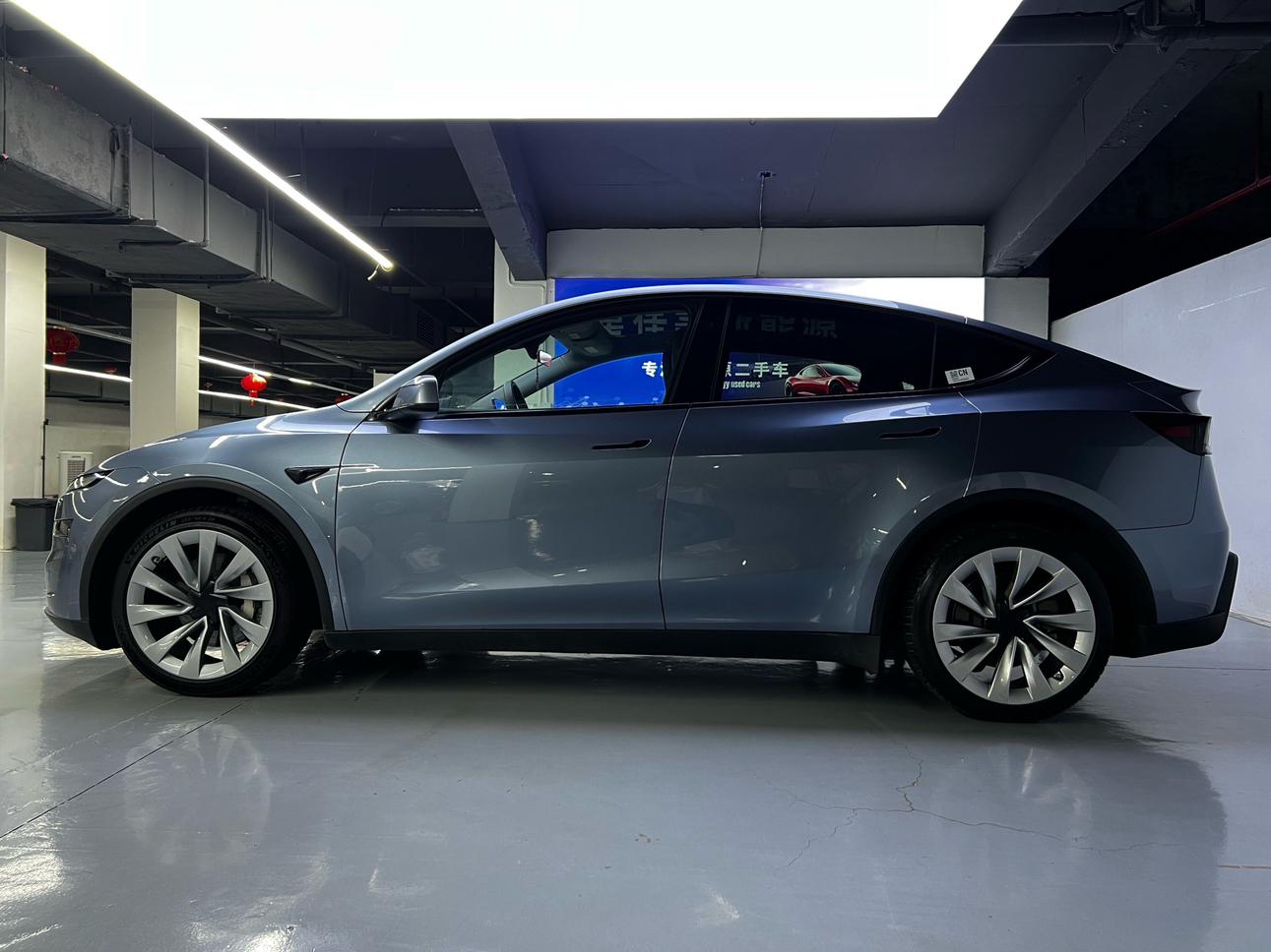 Tesla Model Y 2025 thumb 2