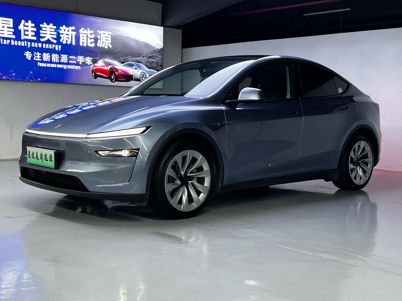 Tesla Model Y 2025 thumb 12
