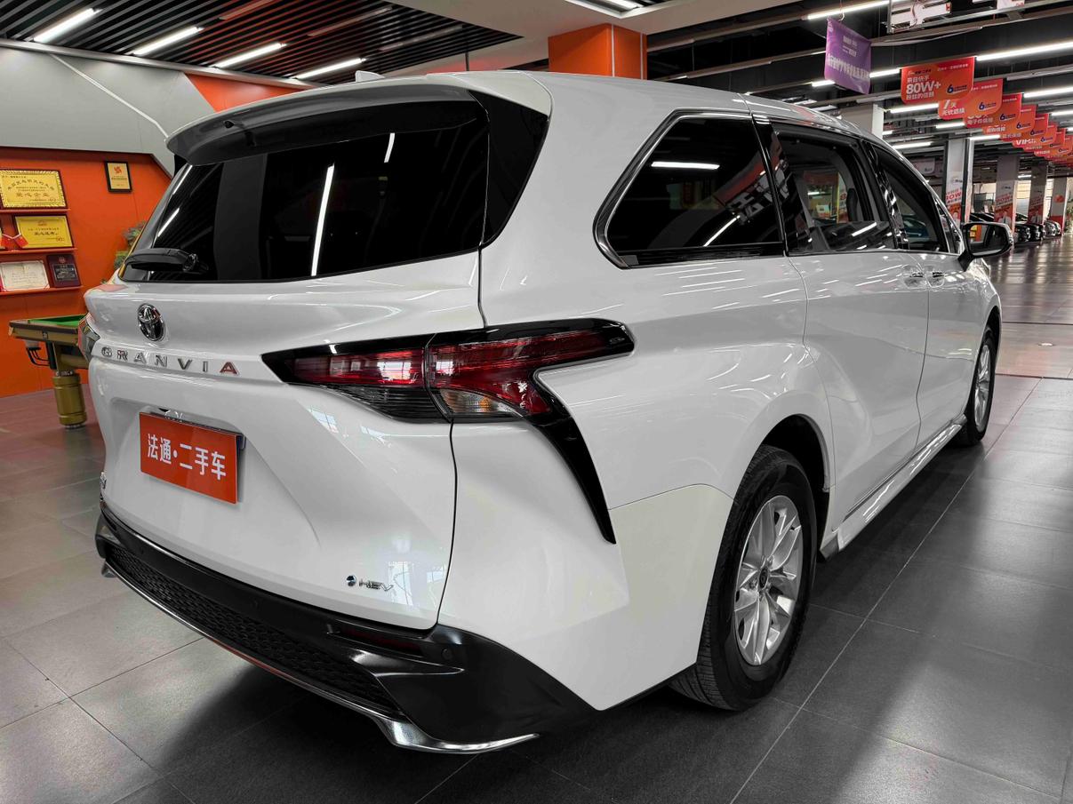 Toyota Granvia 2024 thumb 3