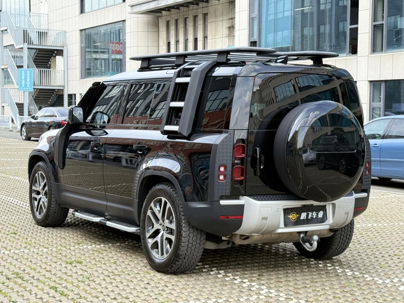 Land Rover Defender 2024 thumb 2