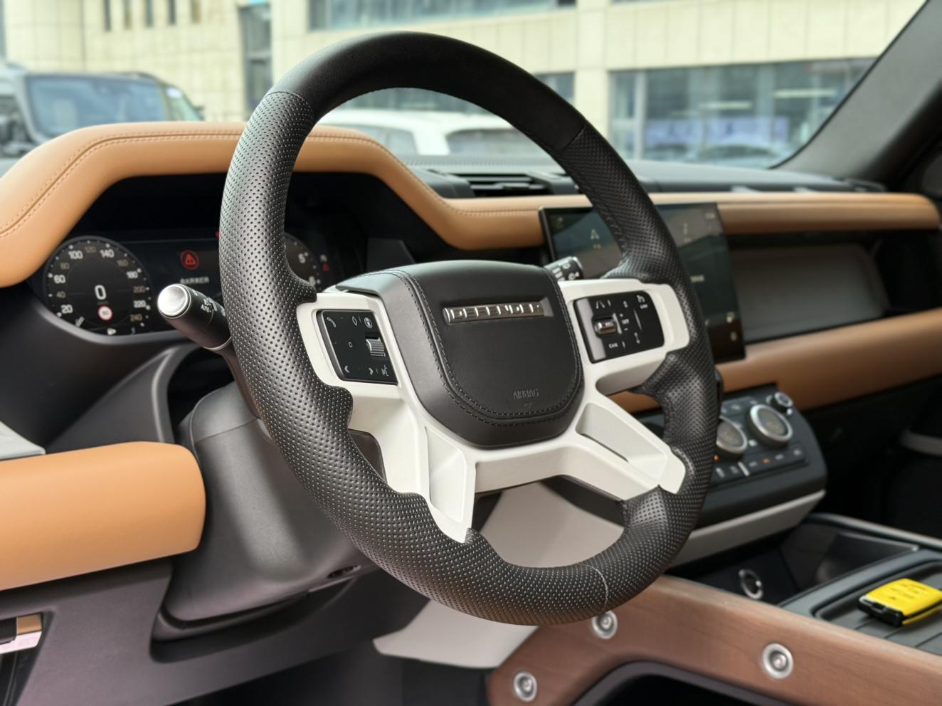 Land Rover Defender 2024 thumb 10