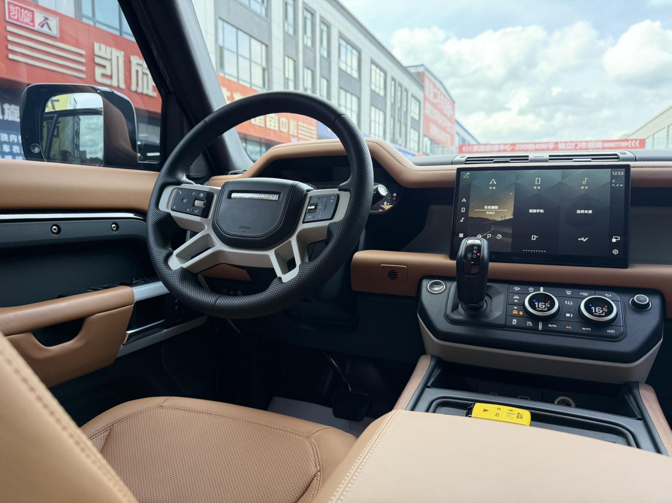 Land Rover Defender 2024 thumb 11