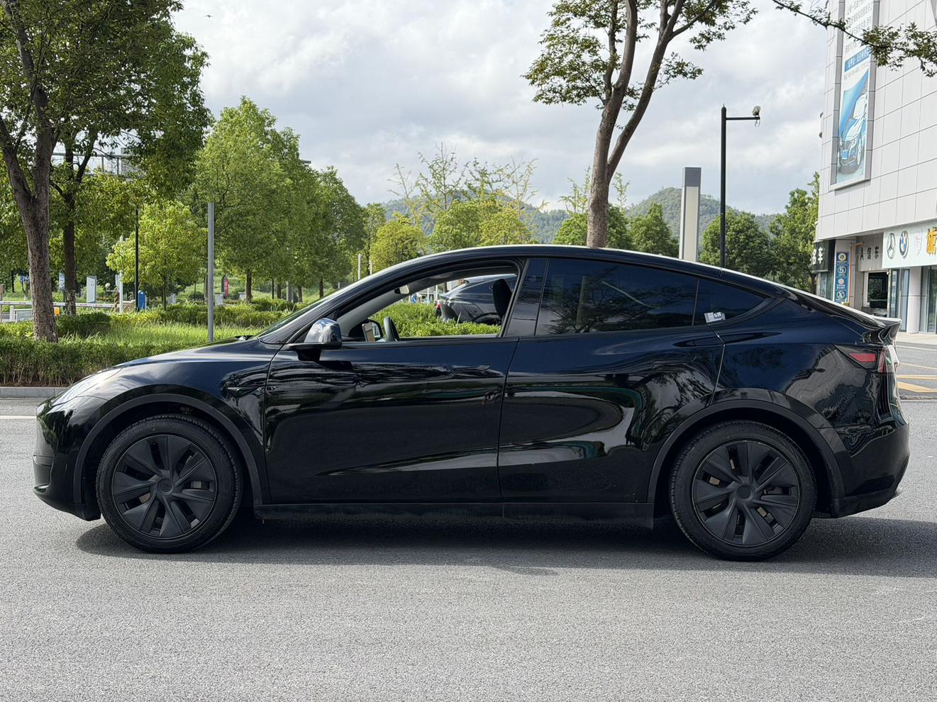 Tesla Model Y 2024 thumb 2