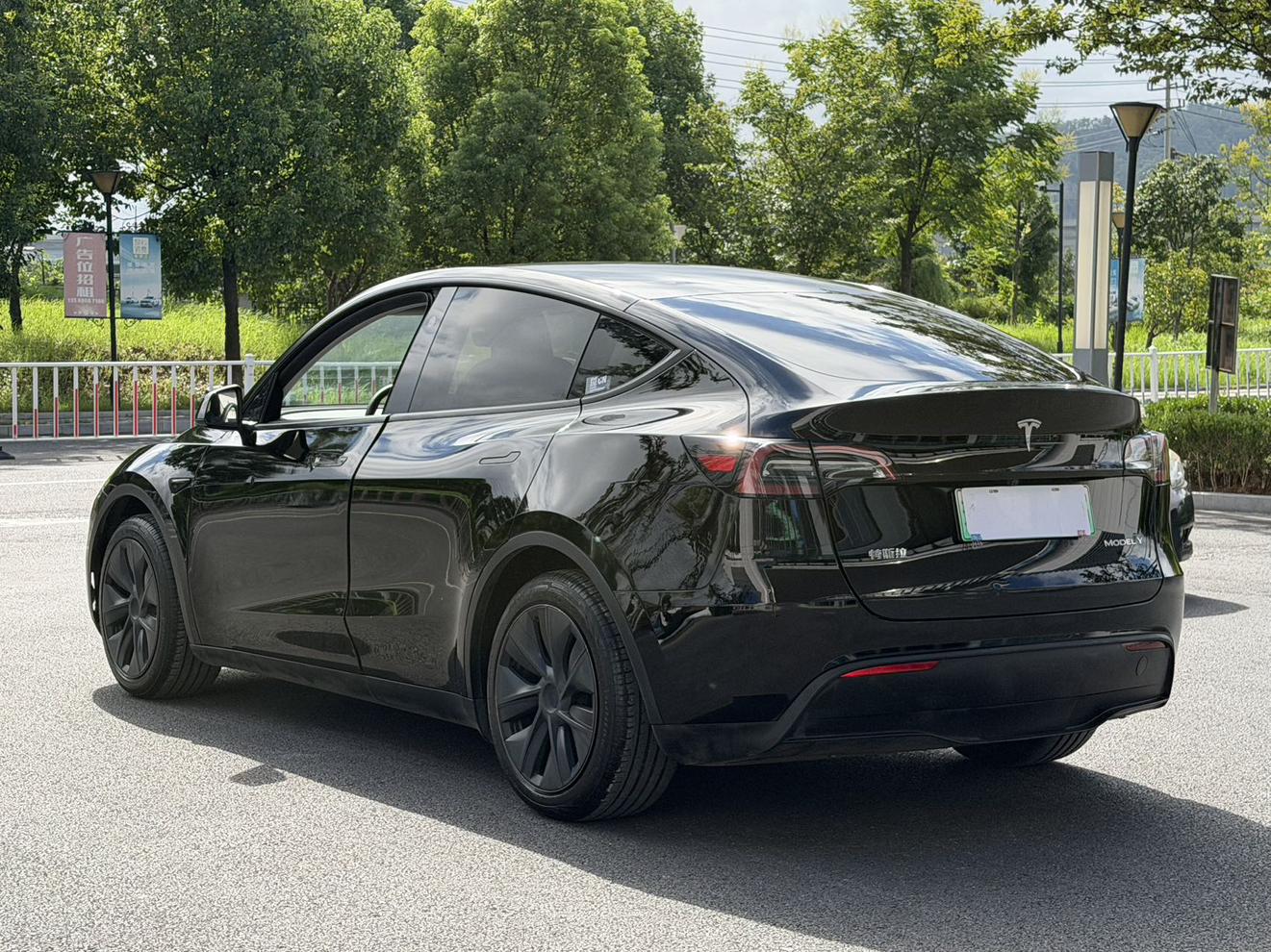 Tesla Model Y 2024 thumb 3