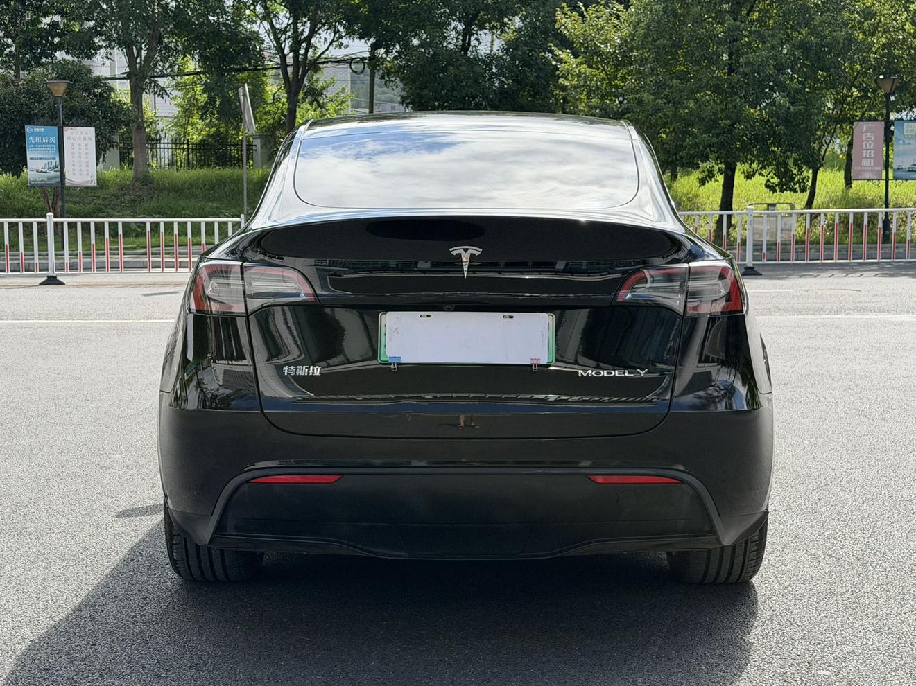 Tesla Model Y 2024 thumb 4