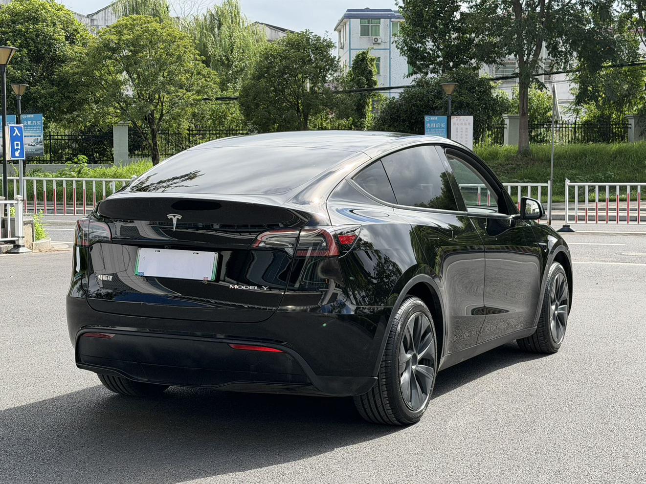 Tesla Model Y 2024 thumb 5