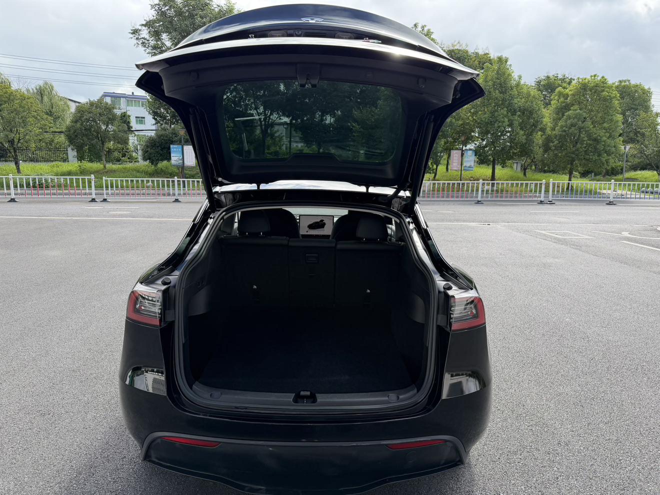 Tesla Model Y 2024 thumb 11