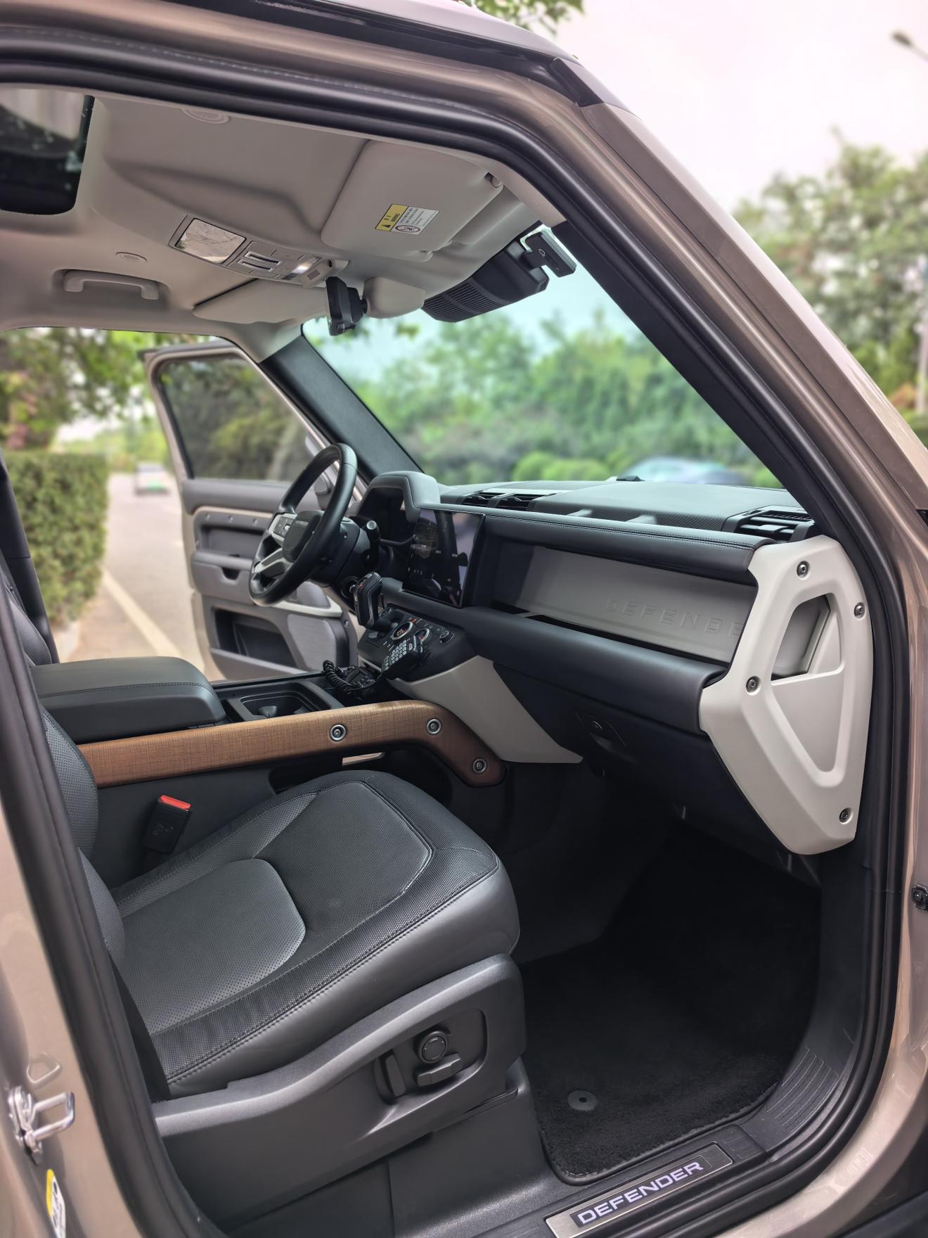 Land Rover Defender 2022 thumb 6
